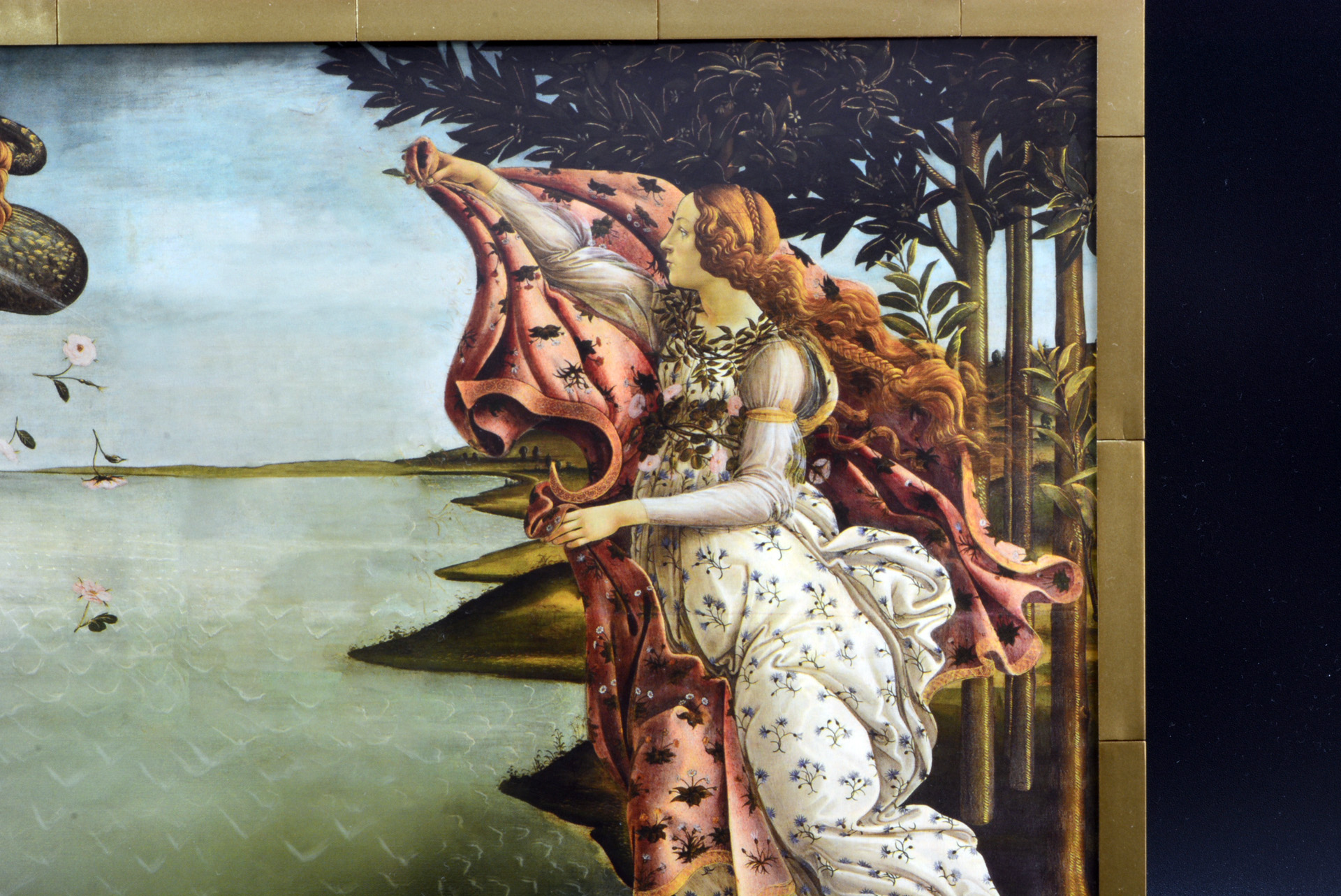 ヴィーナスを迎える時間の女神ホーラー。裸体のヴィーナスを包むための絹のローブを持っている