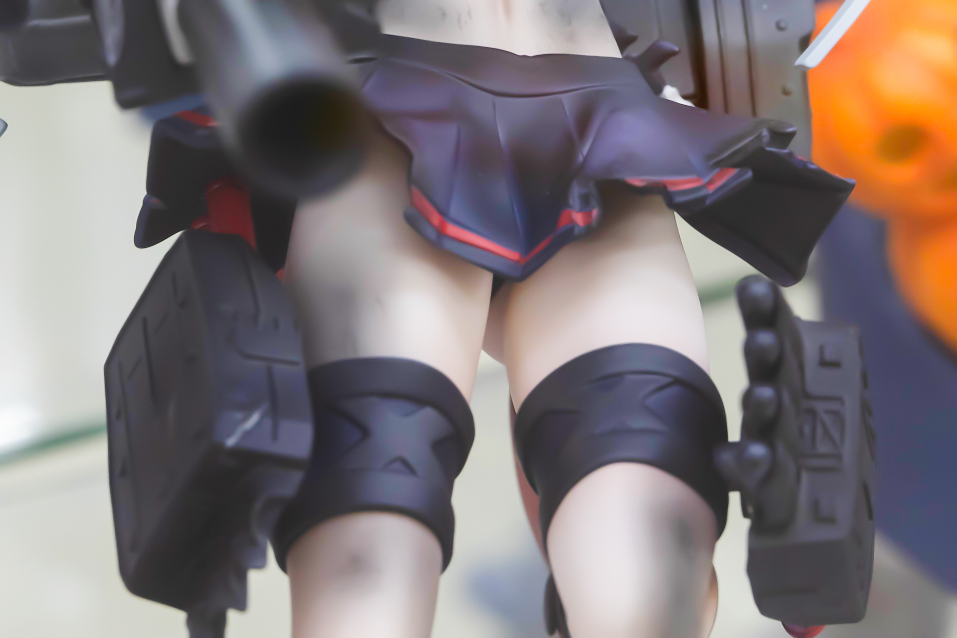 めくれ上がったスカートから伸びる白い太ももがなまめかしい