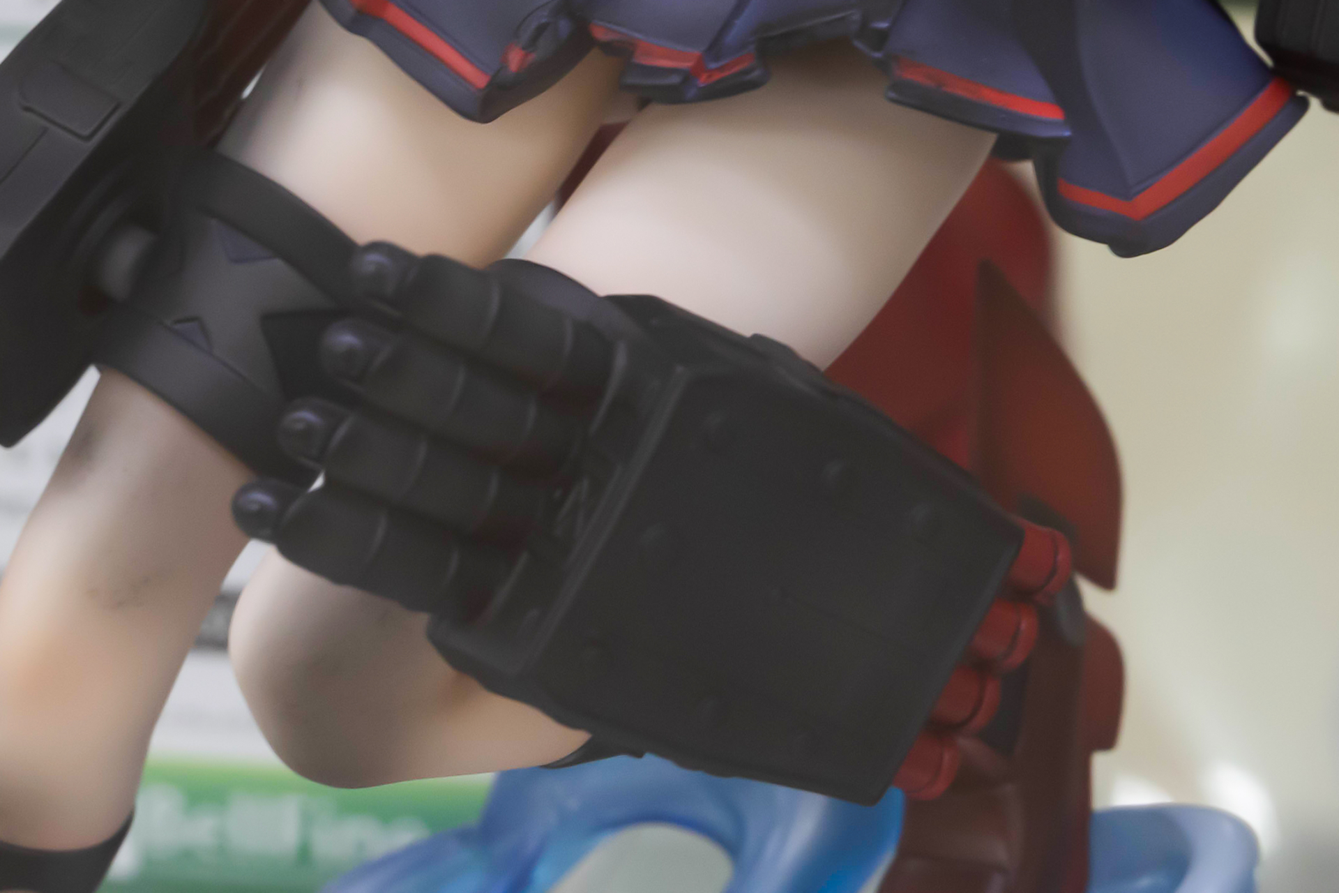 脚にも複数の装備品が取り付けられている