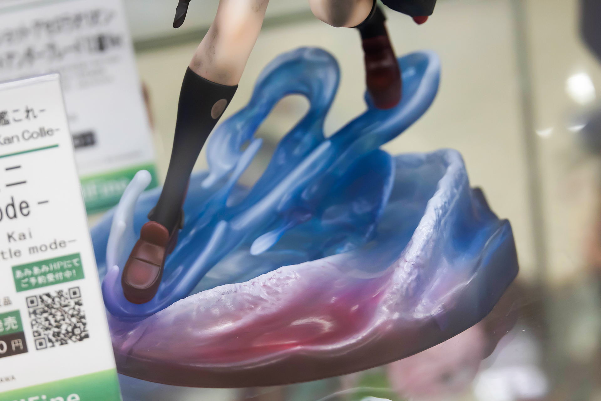 台座はかなりカラフルで、水上の動きを思わせるデザインになっている