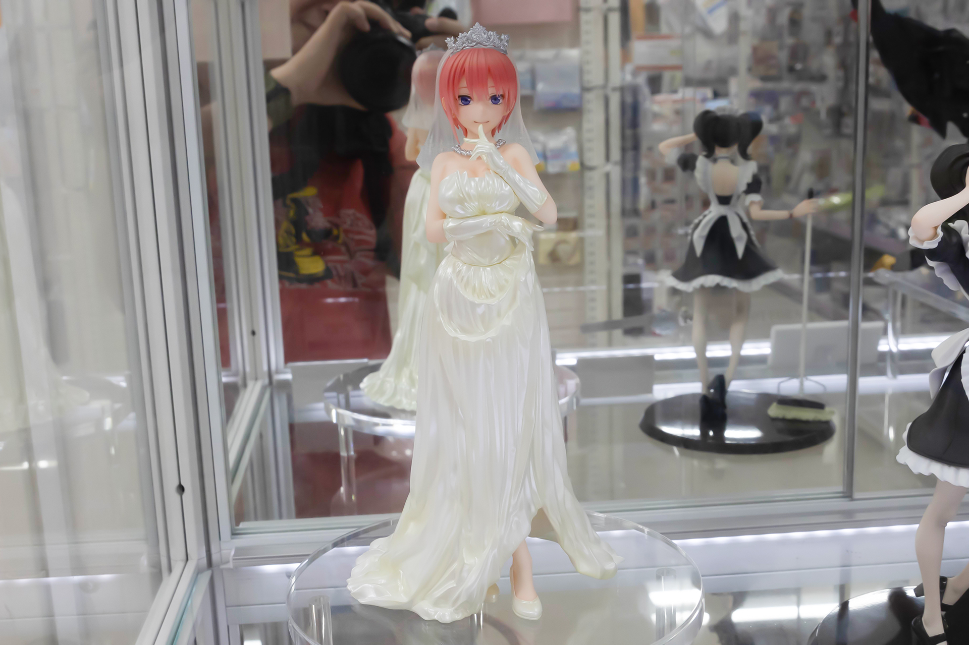 フィギュアの全高は約255mmで、頭頂部までは約245mmとなっている