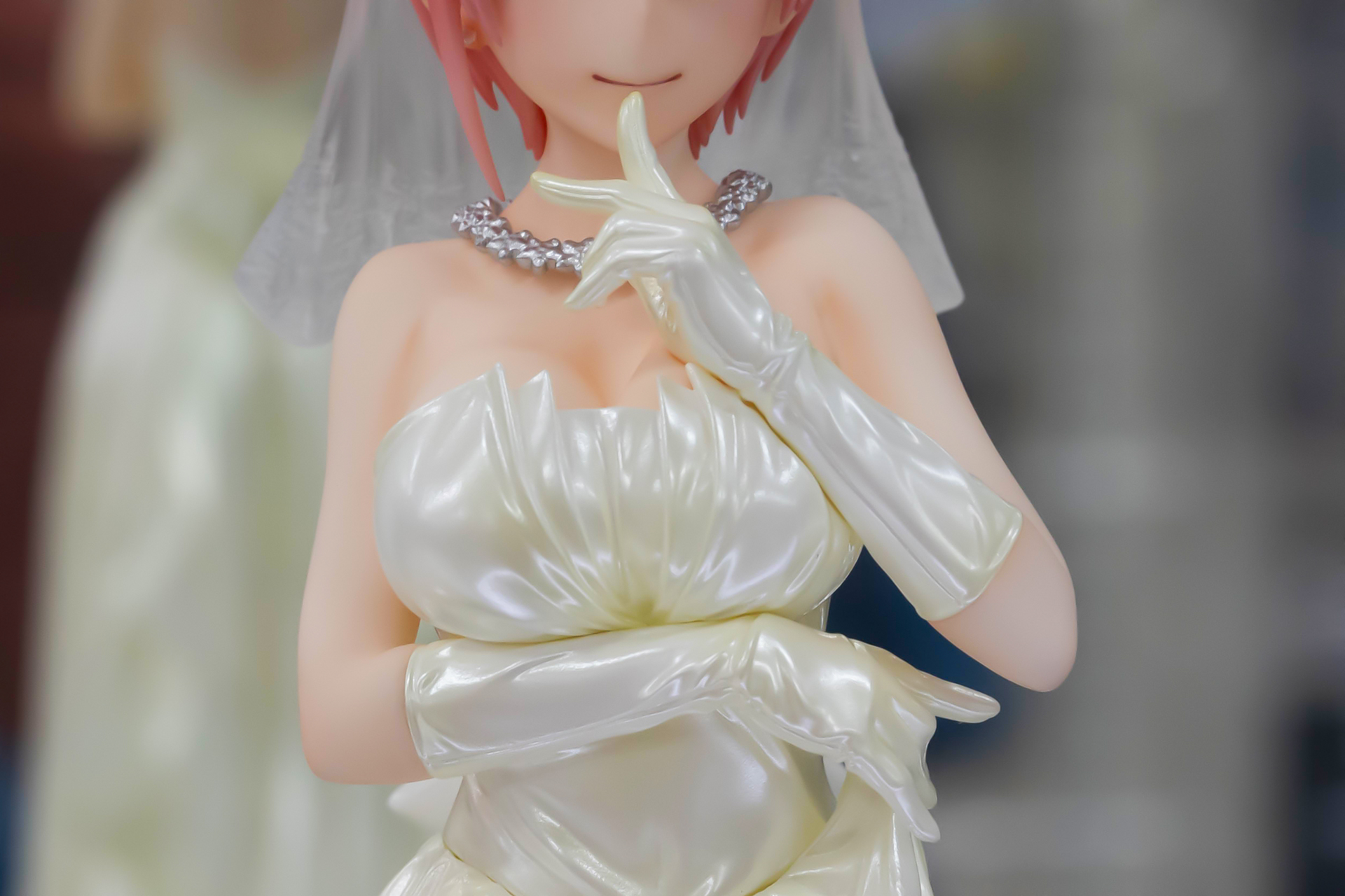 ウェディングドレスは、独特の艶があるなど素材感が出ている