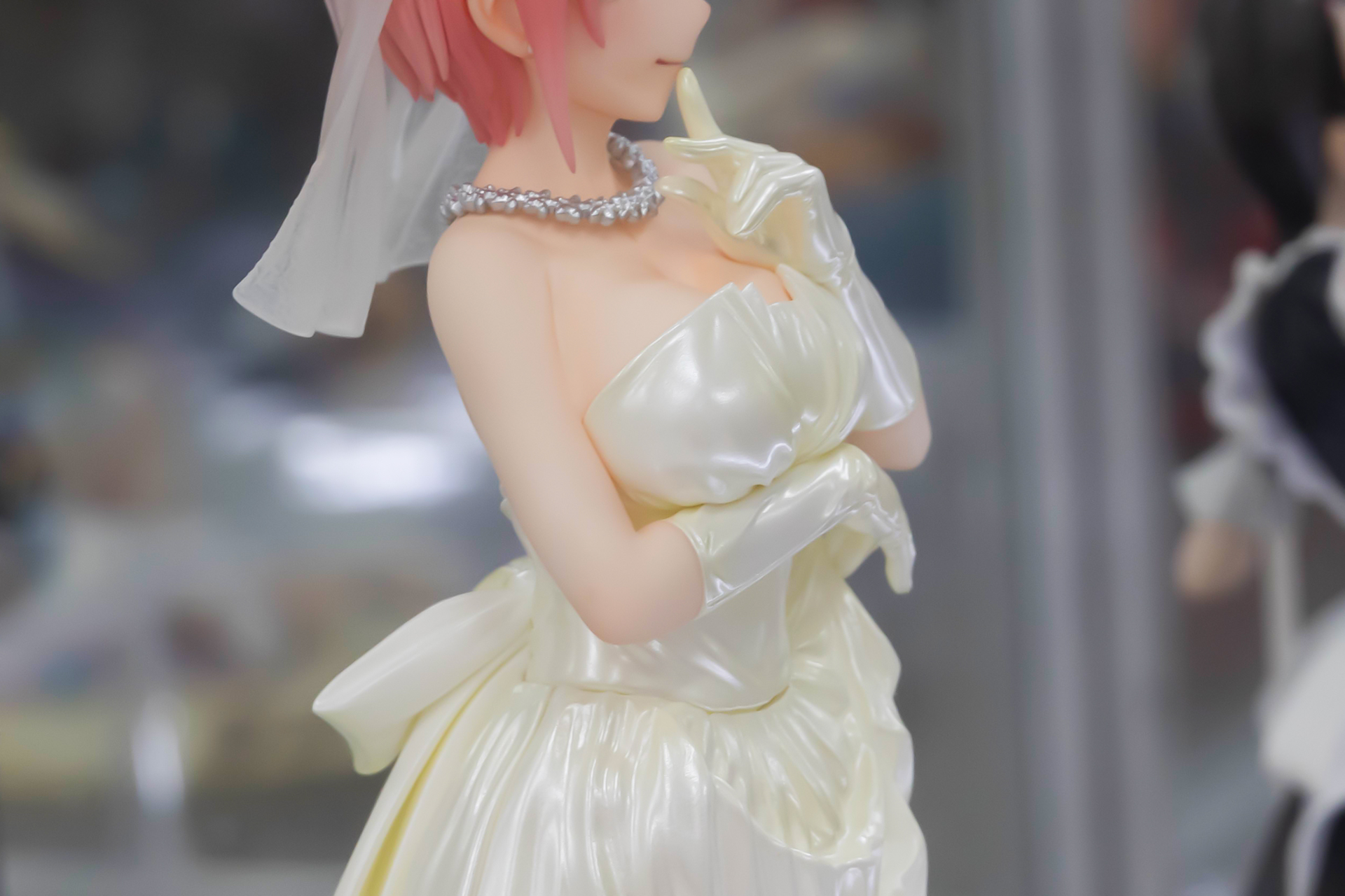 ぱっと見は白いウェディングドレスのようにも見えるが、実際は薄い黄色のグラデーションカラーになっている