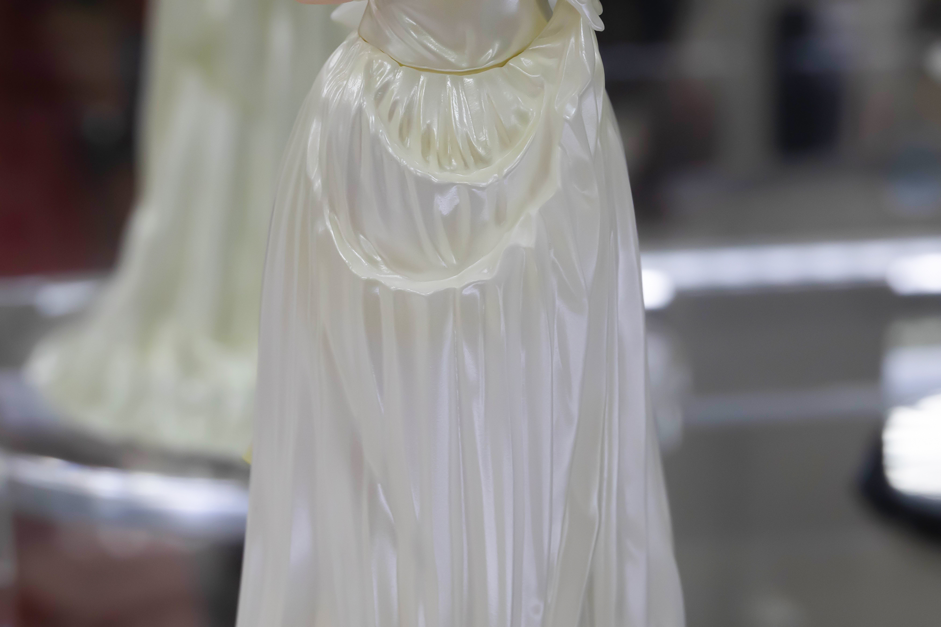 こちらは腰から下の部分。なかなか凝ったデザインのドレスになっている