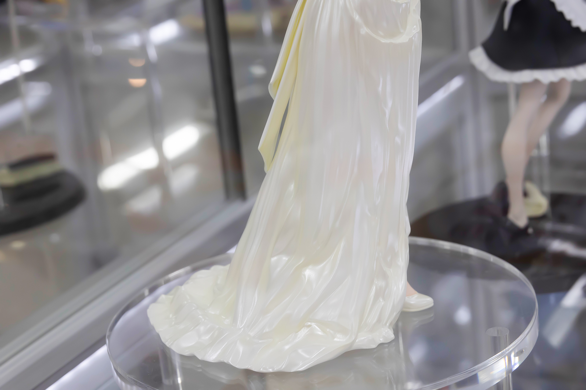 ドレスの裾は足下に広がっている