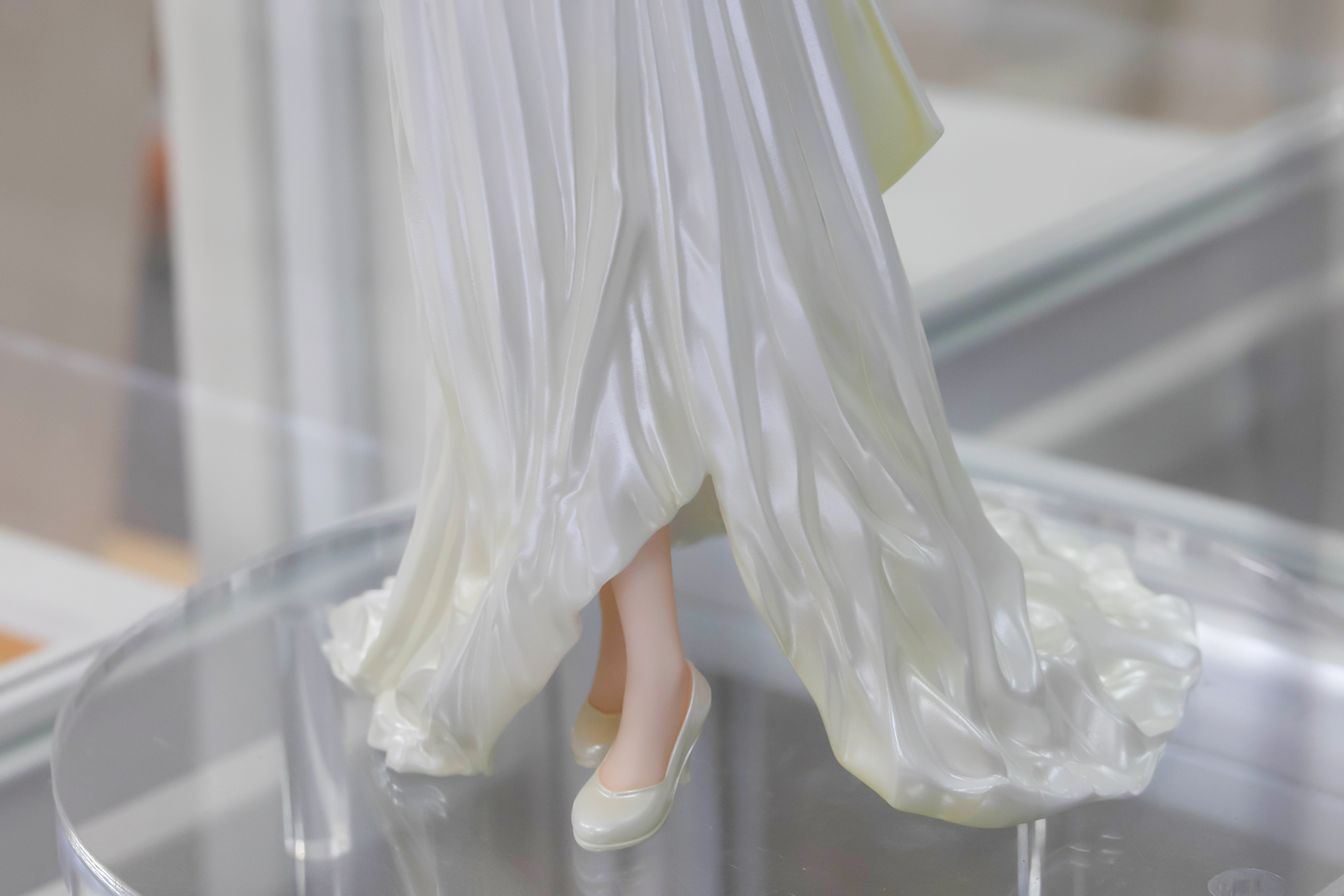 前面部分はチラリと足元が見えるようになっている