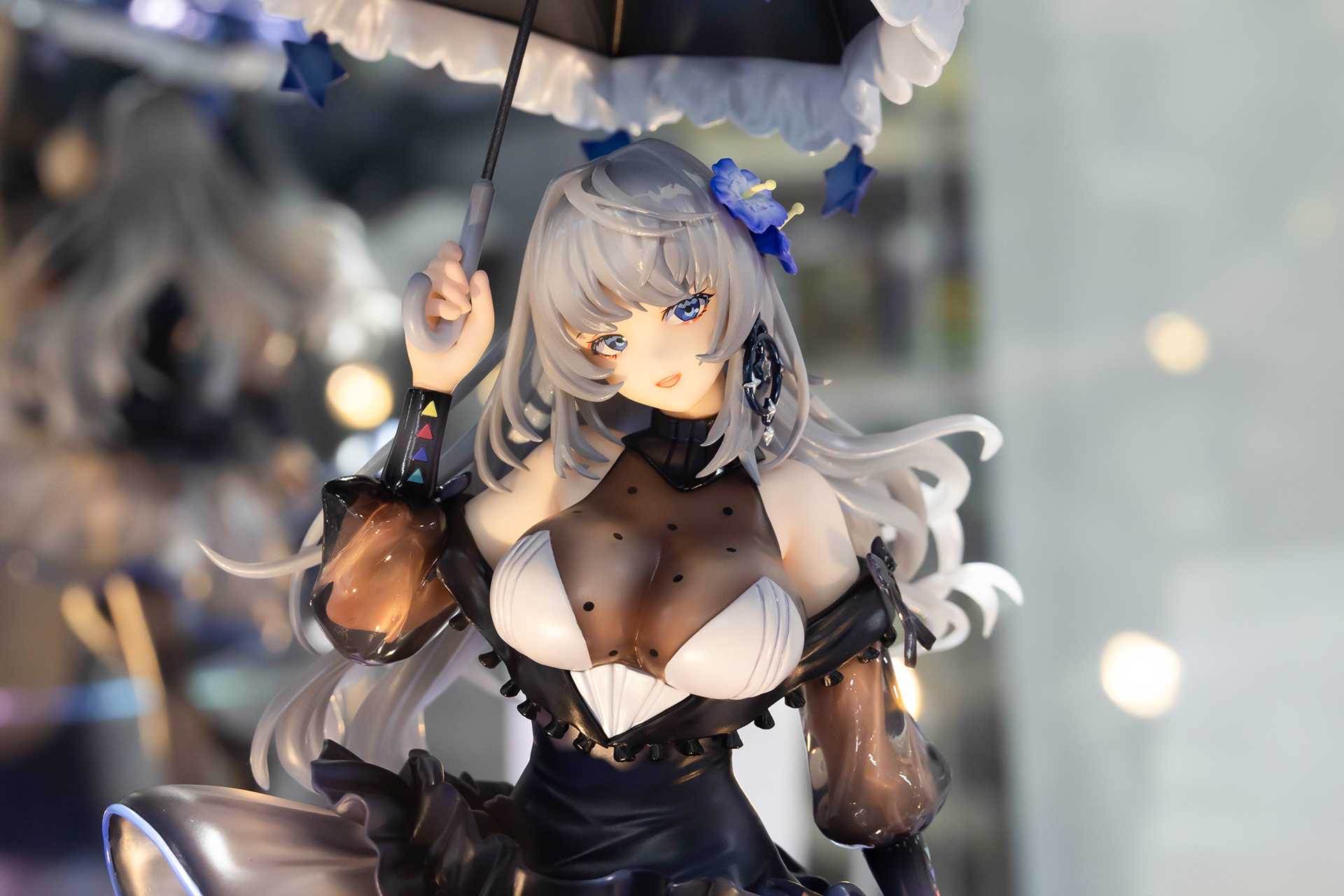 装飾品などが多数付けられており、全体的にゴージャスな印象だ