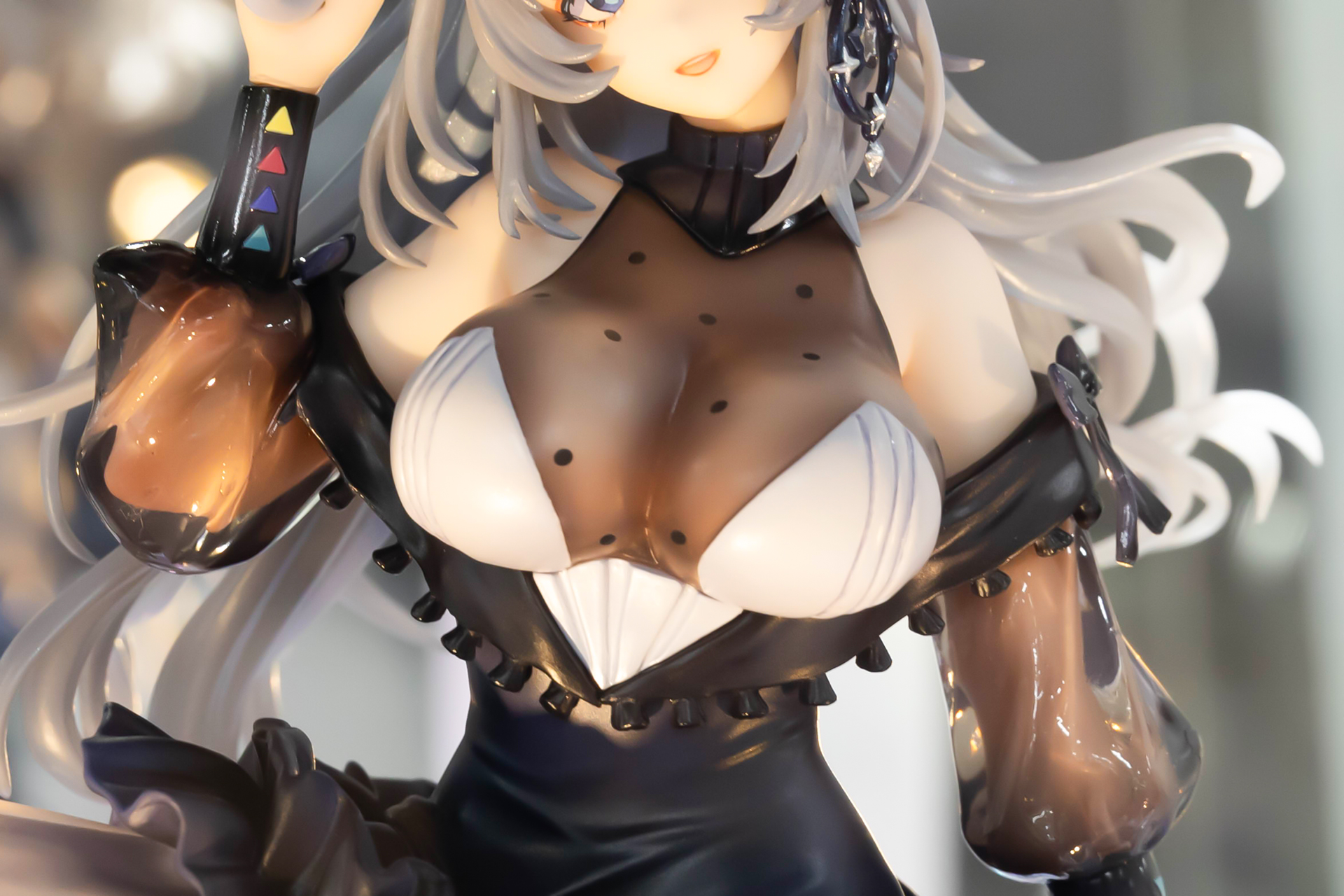 複数の質感が異なる素材が組み合わさったような作りになっており、見ていて飽きない