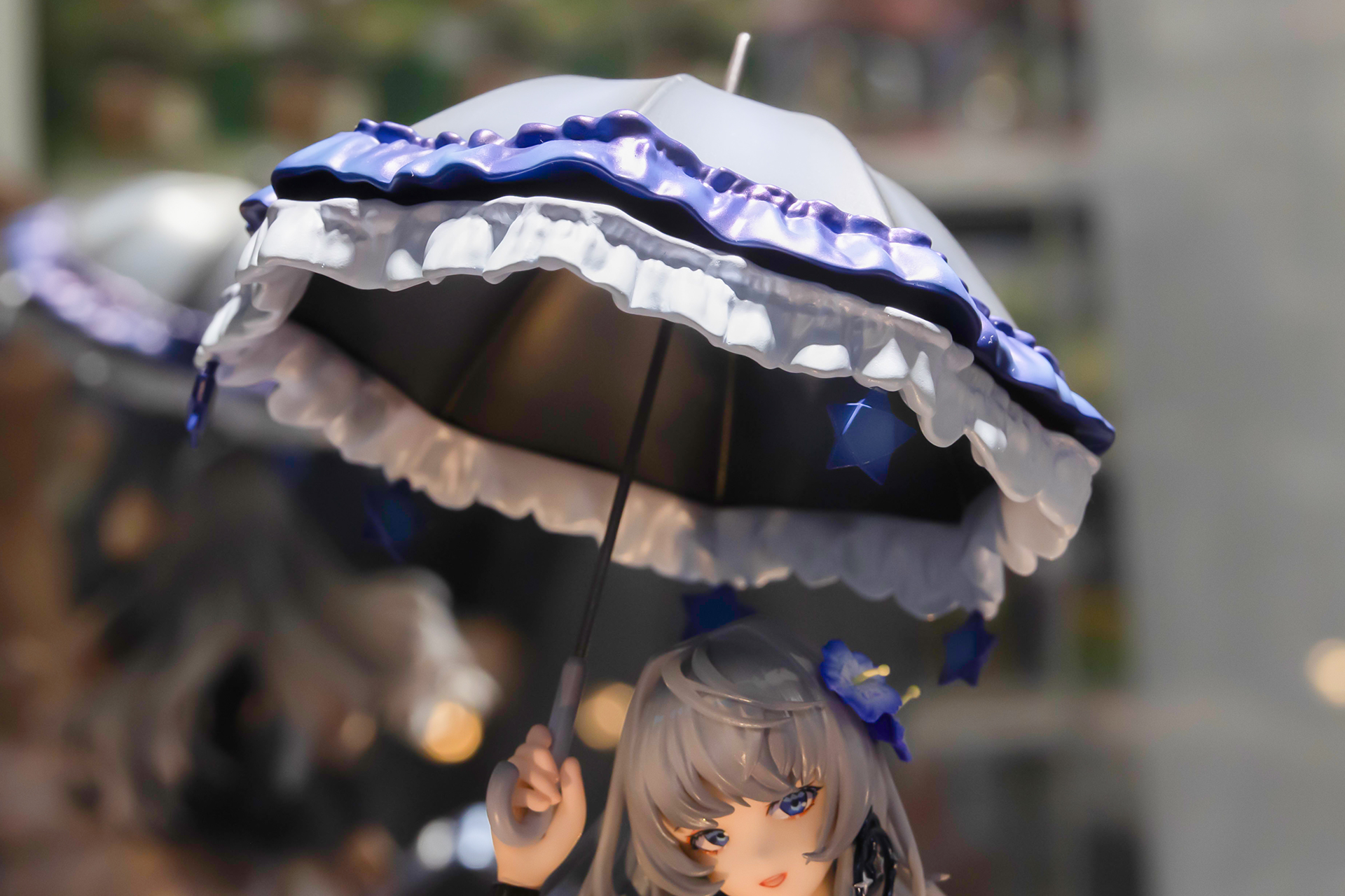 ゴスロリチックな傘には、星の形をした装飾品が付けられている