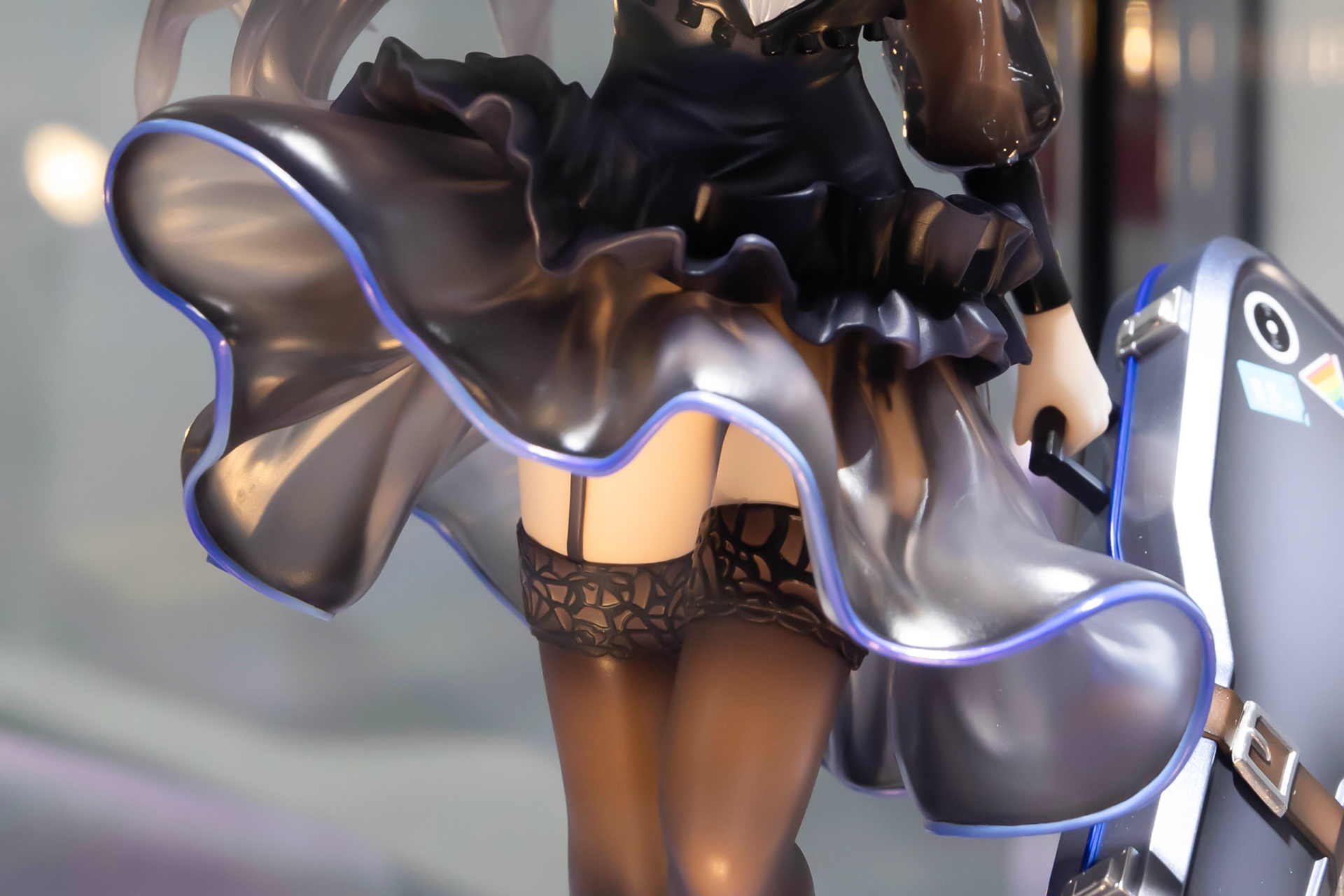 ひらりと舞い上がったスカート部分は、クリアパーツが使われておりスケスケな仕様だ