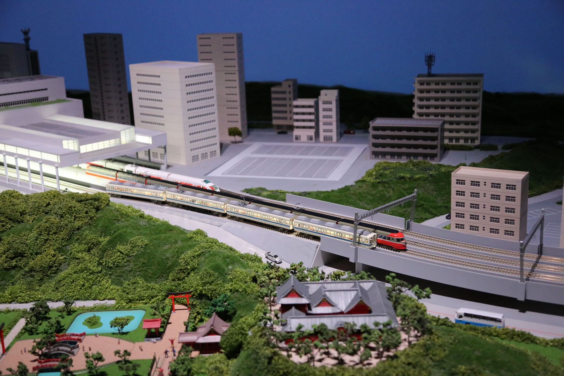 小田原線の複々線区間。各駅停車をロマンスカーが追い抜く