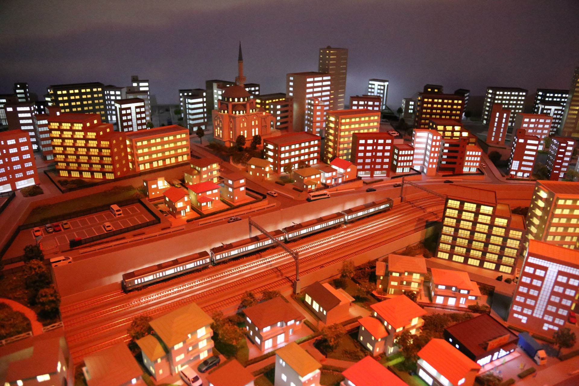 きれいに並ぶ複々線。実は内側2本がダミー線路だ