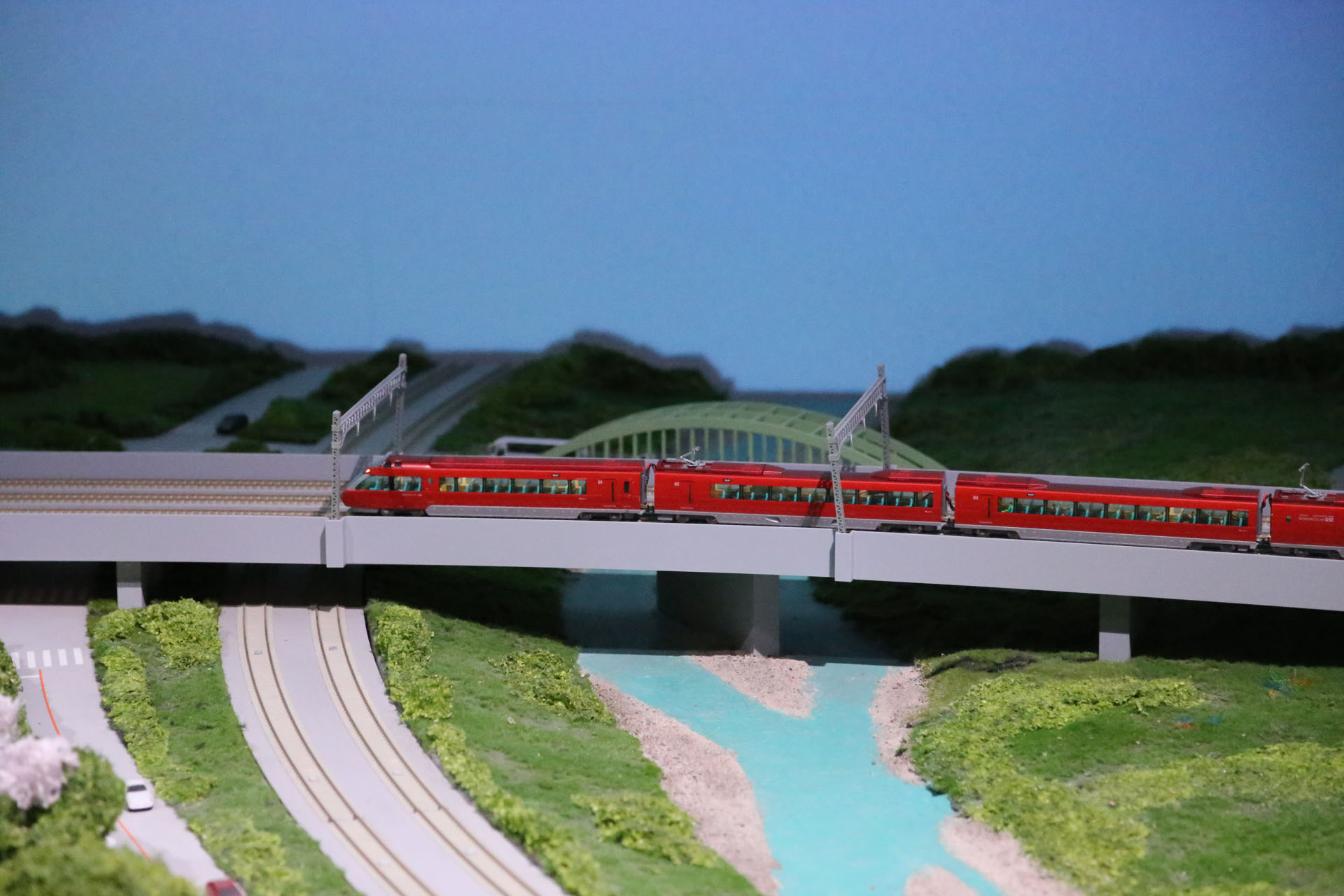 多摩川を渡るロマンスカーGSE