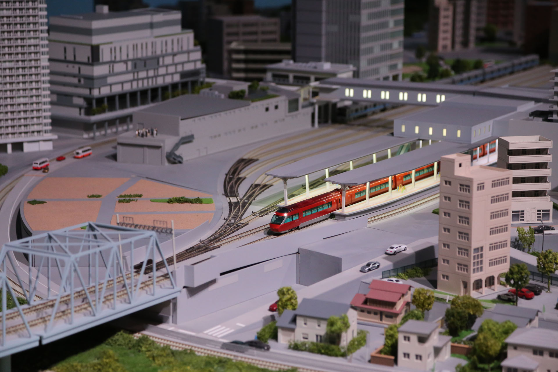 海老名駅　ロマンスカーミュージアムのステーションビューテラスに人形が並ぶ