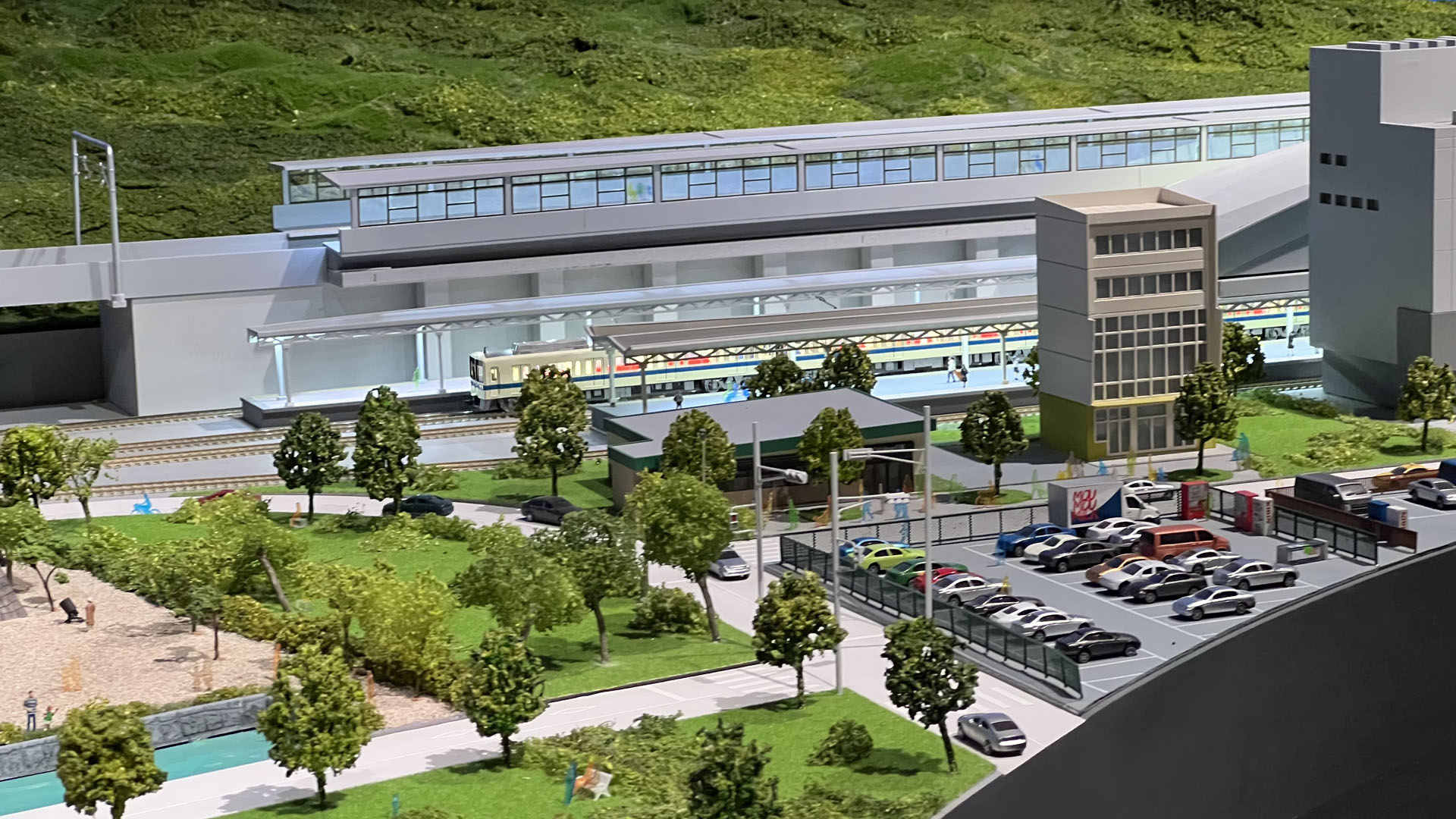 小田原駅　手前の島式プラットホームと複線線路は東海道線をイメージしたダミー