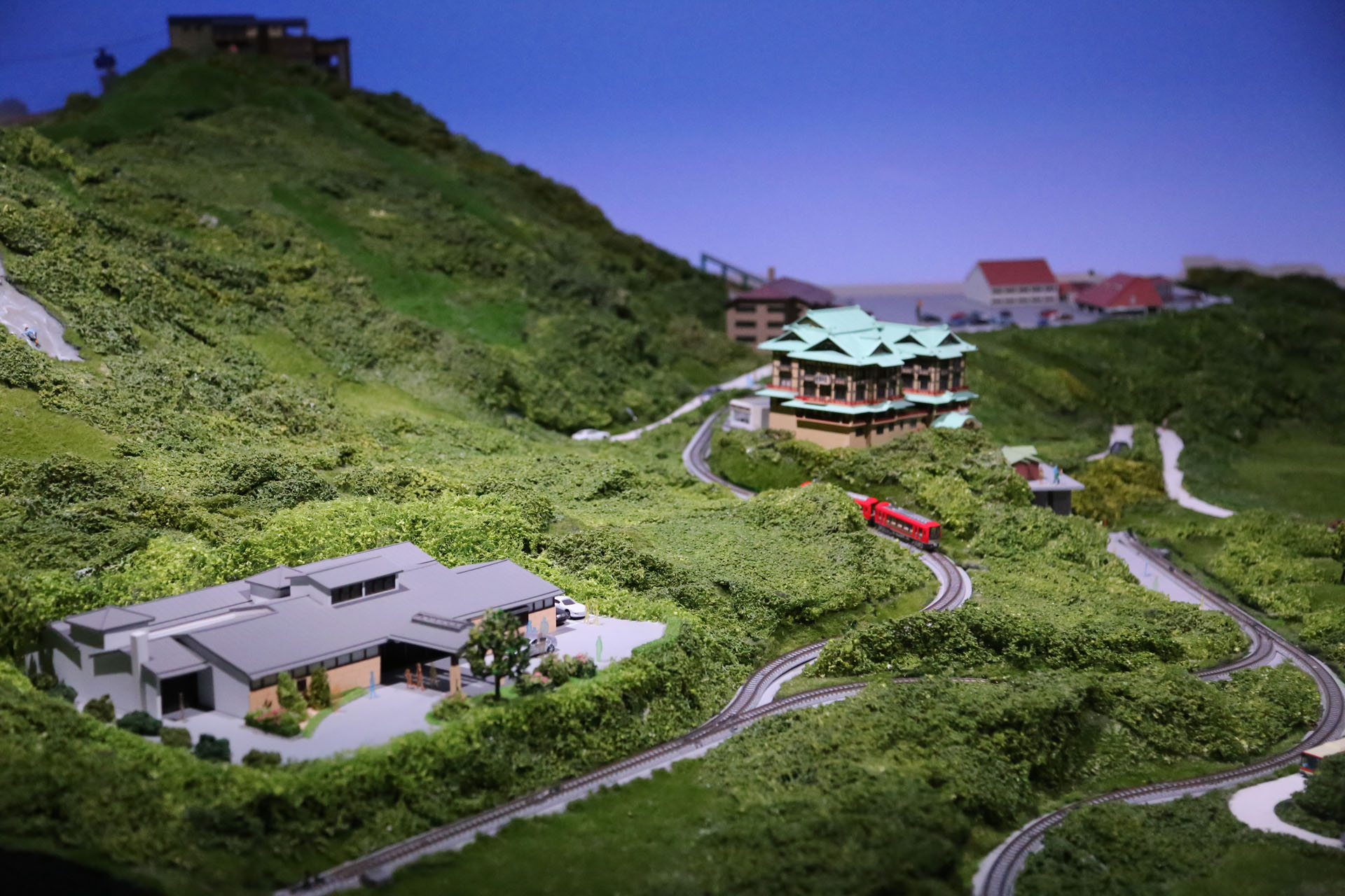 箱根登山鉄道は単線スイッチバック。こちらも自動制御