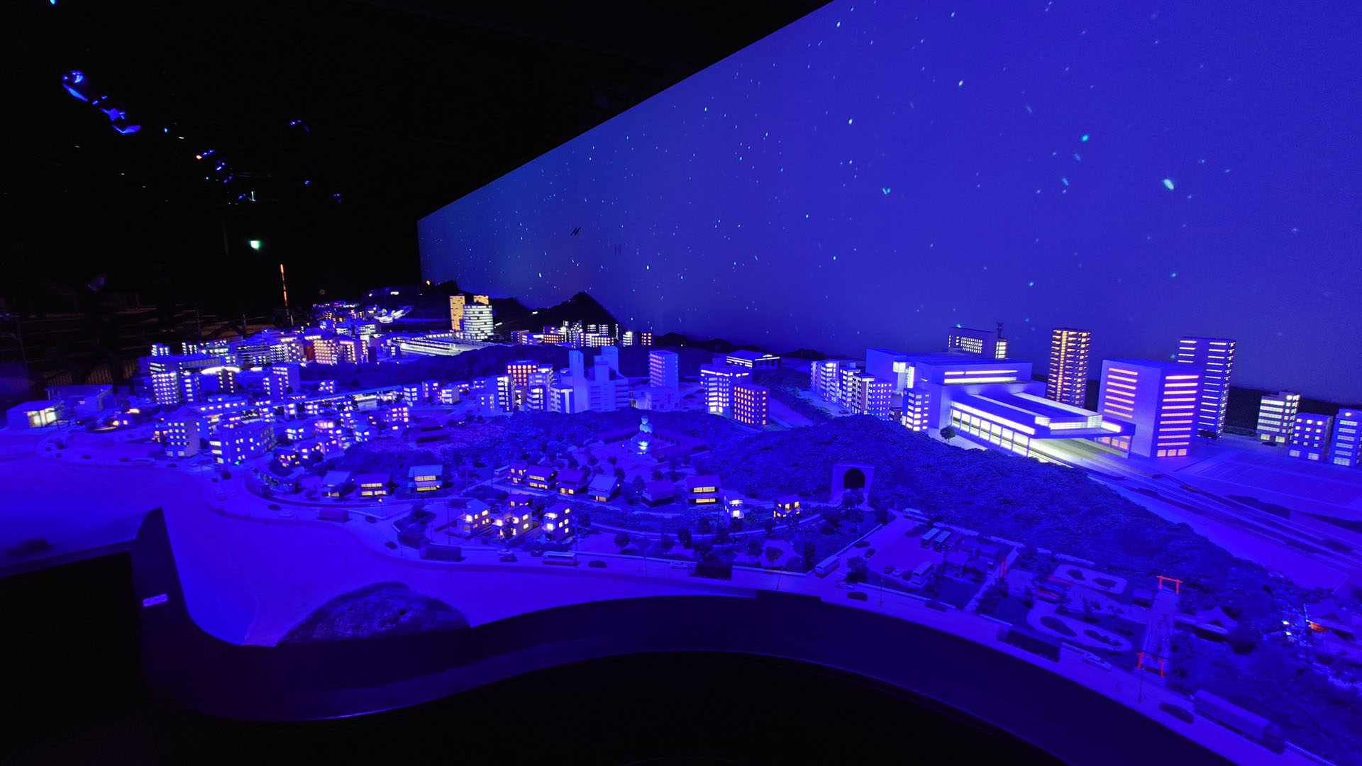 夜空に星を投影する。天井の照明器具は目立たないよう隠されている