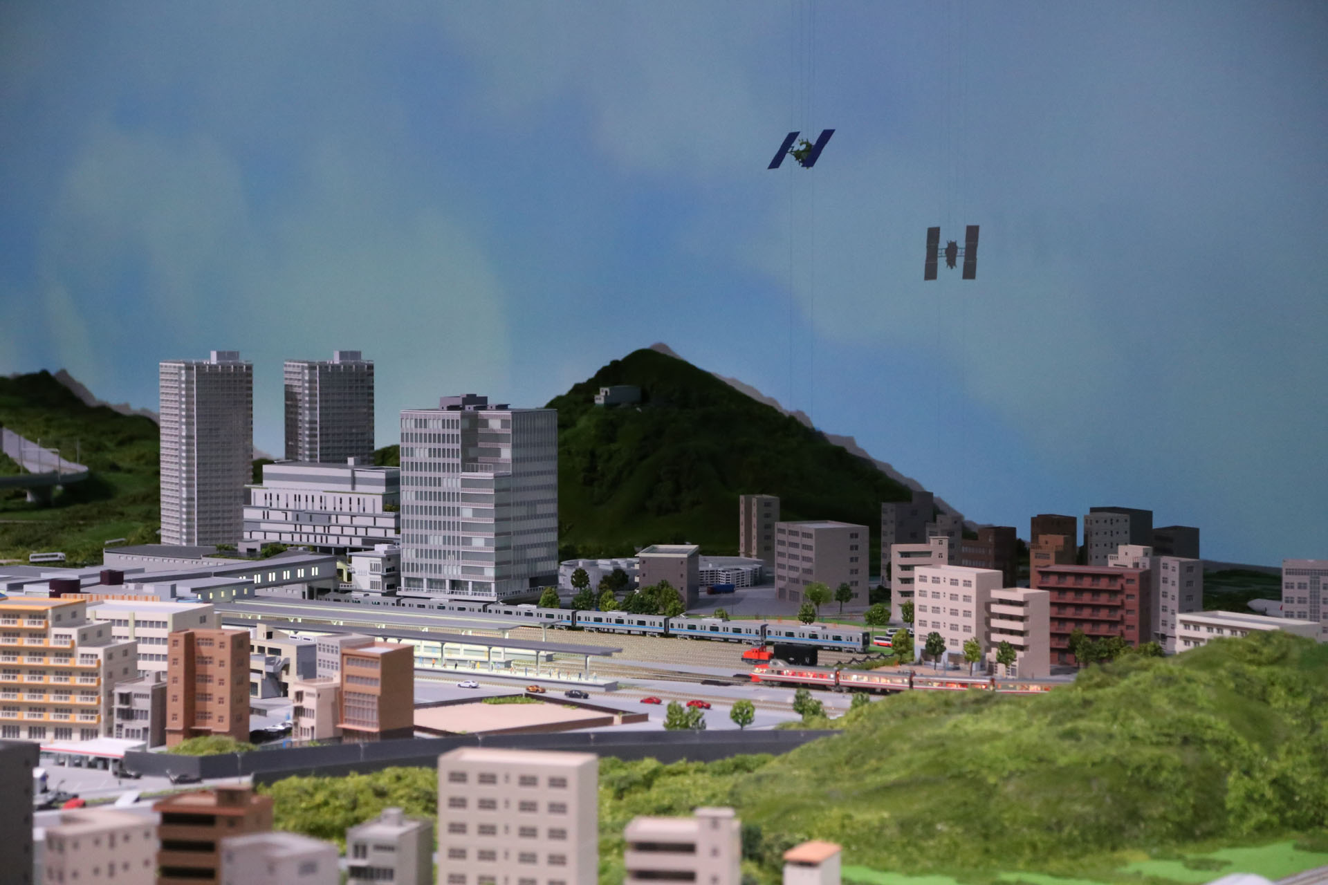 「はやぶさ2」が上下する。電車や建物に夢中だと気がつかない。教えてあげると喜ばれる