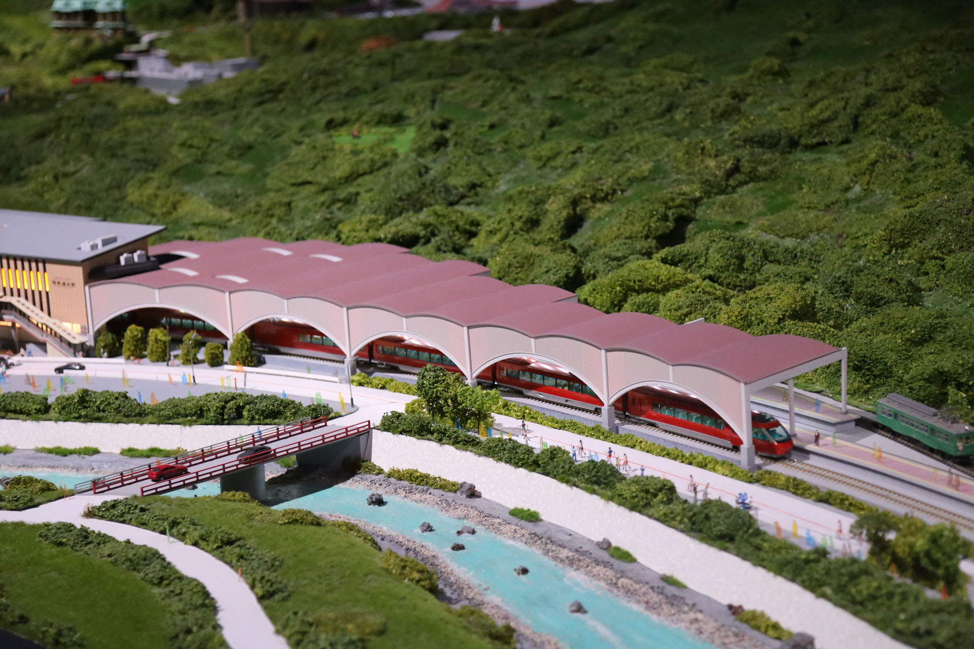 箱根湯本駅前で駅伝選手が走る