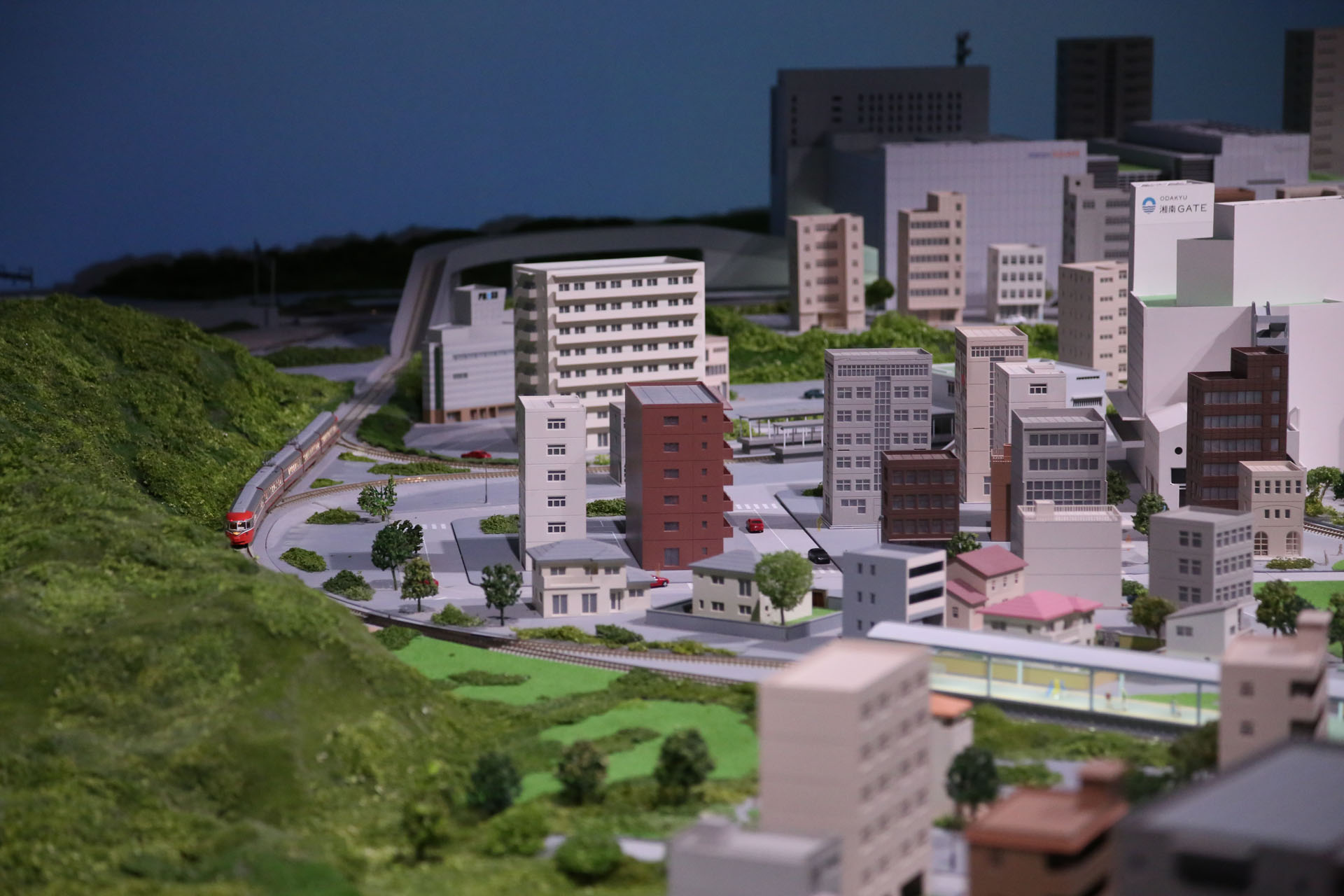 江ノ島線を行くロマンスカーSSE(3000形)　藤沢駅も再現されているけれどもスイッチバック区間はダミー