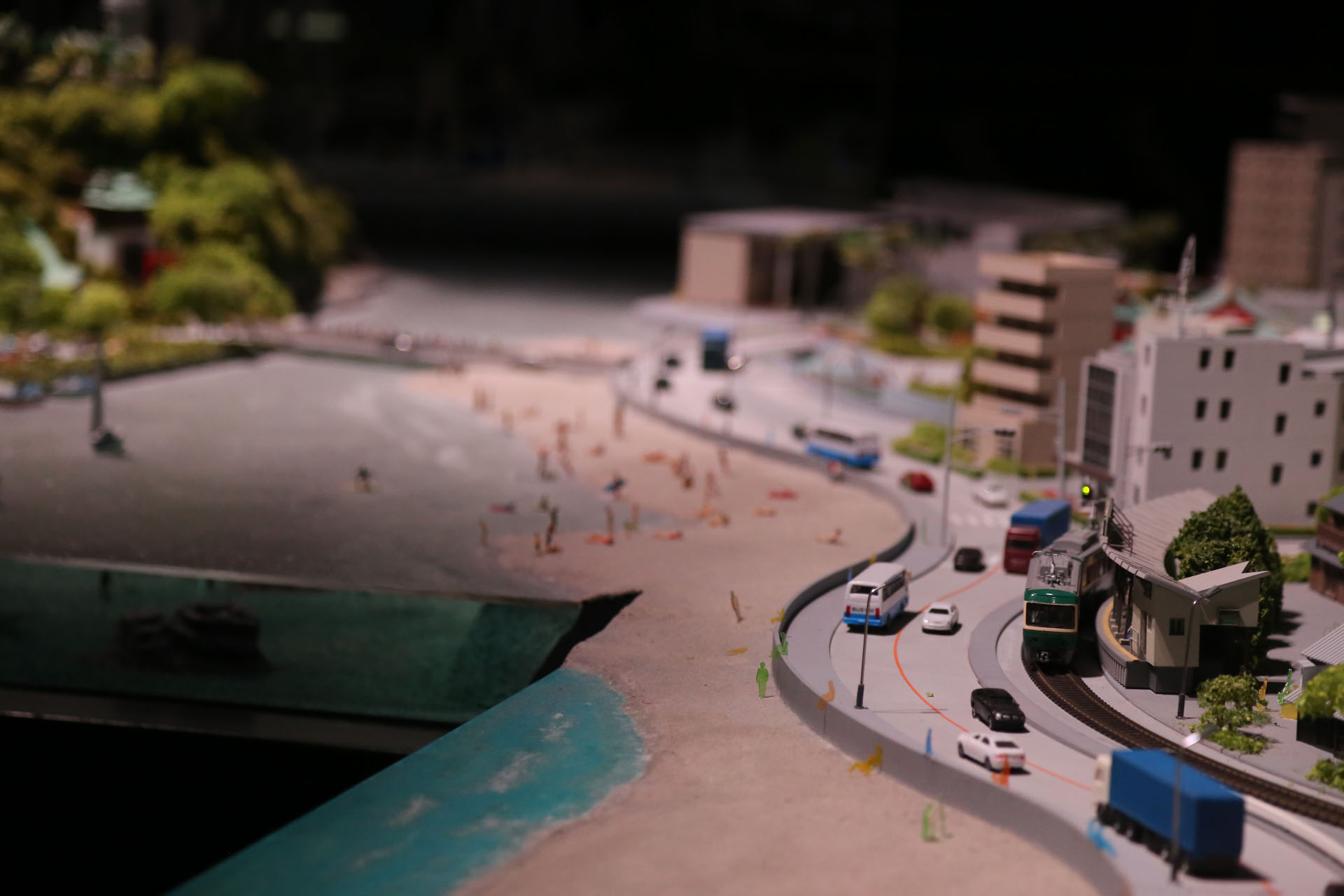 江ノ電、鎌倉高校前駅のイメージ。アニメ『スラムダンク』で有名になった踏切のそば