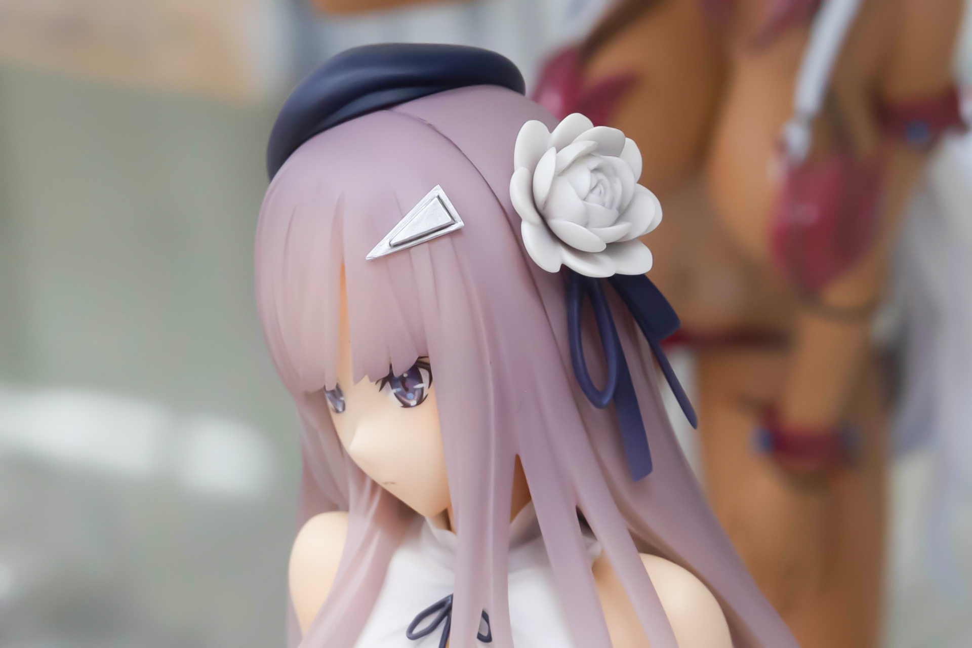 頭には小さな帽子の他、髪留めや花のアクセサリーが付けられている