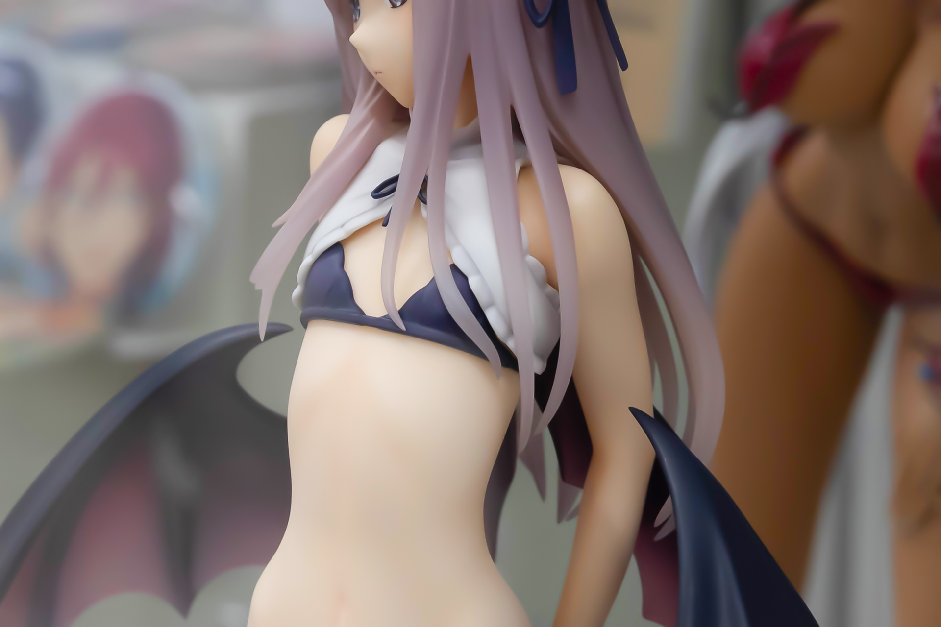 露出度は比較的高めとなっており、スレンダーなスタイルがよくわかる