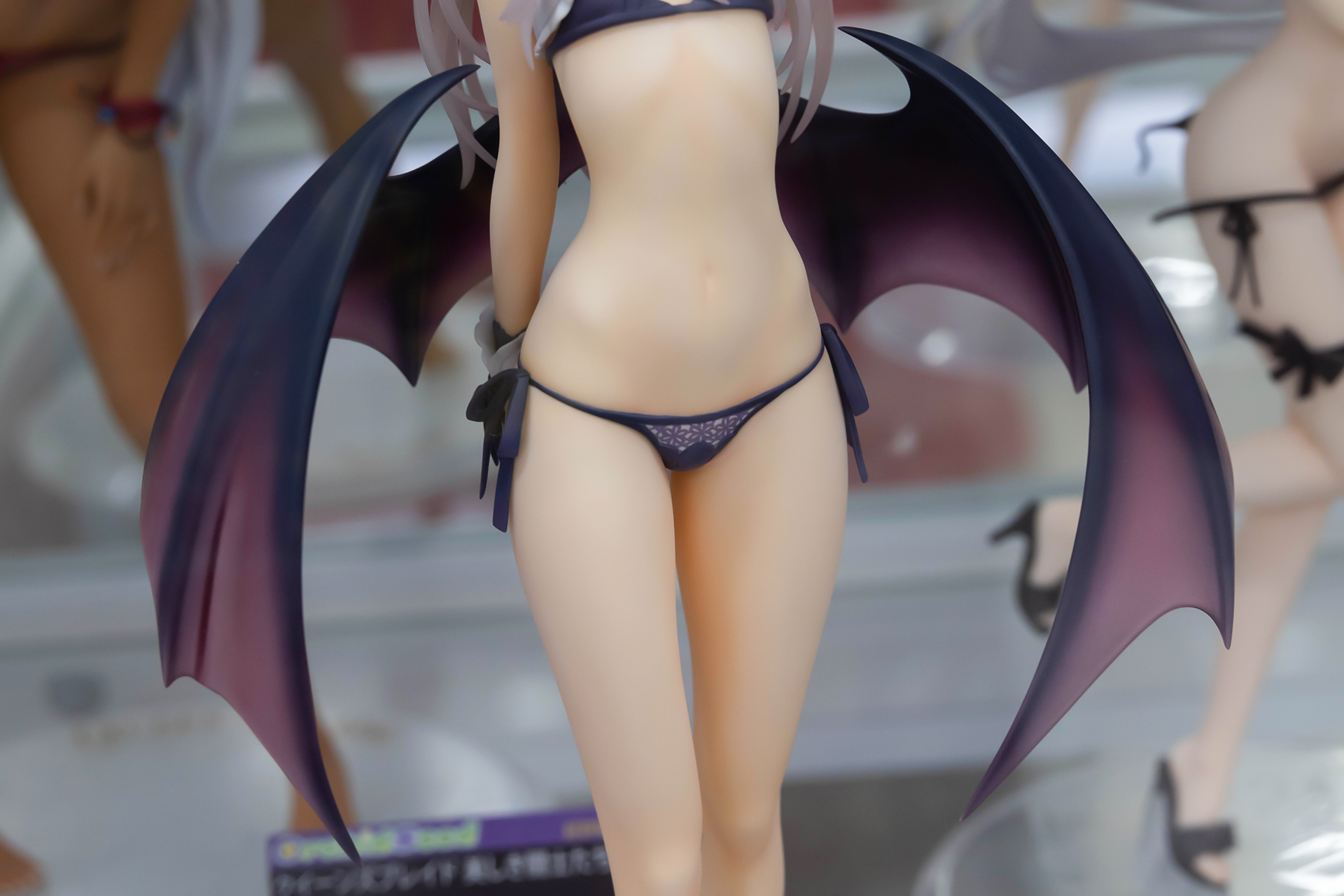 あばら骨が少し浮き出ているぐらい、痩せたボディ