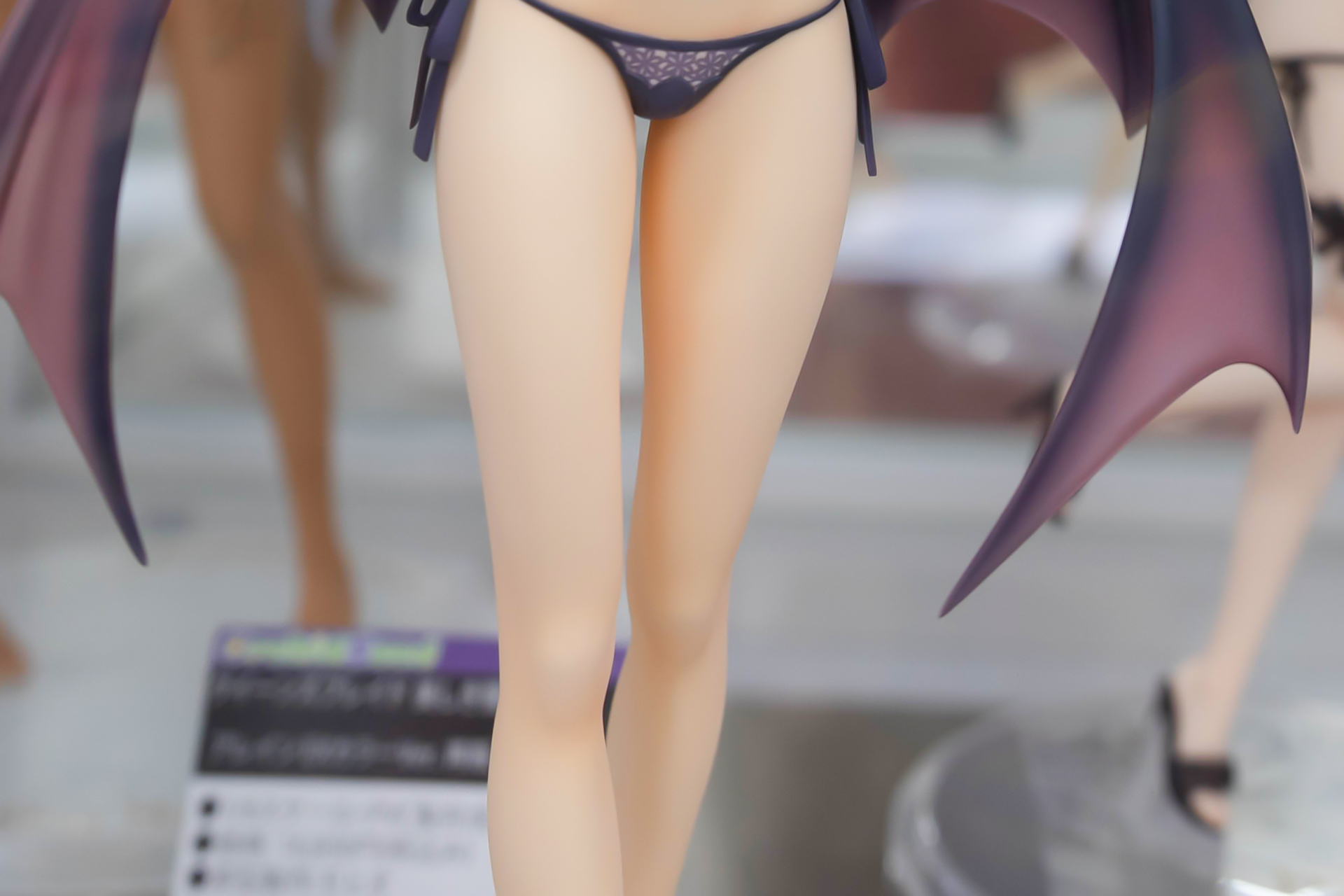 スラリと伸びた長い脚。膝の辺りの感じや肉付きなども見事な表現だ