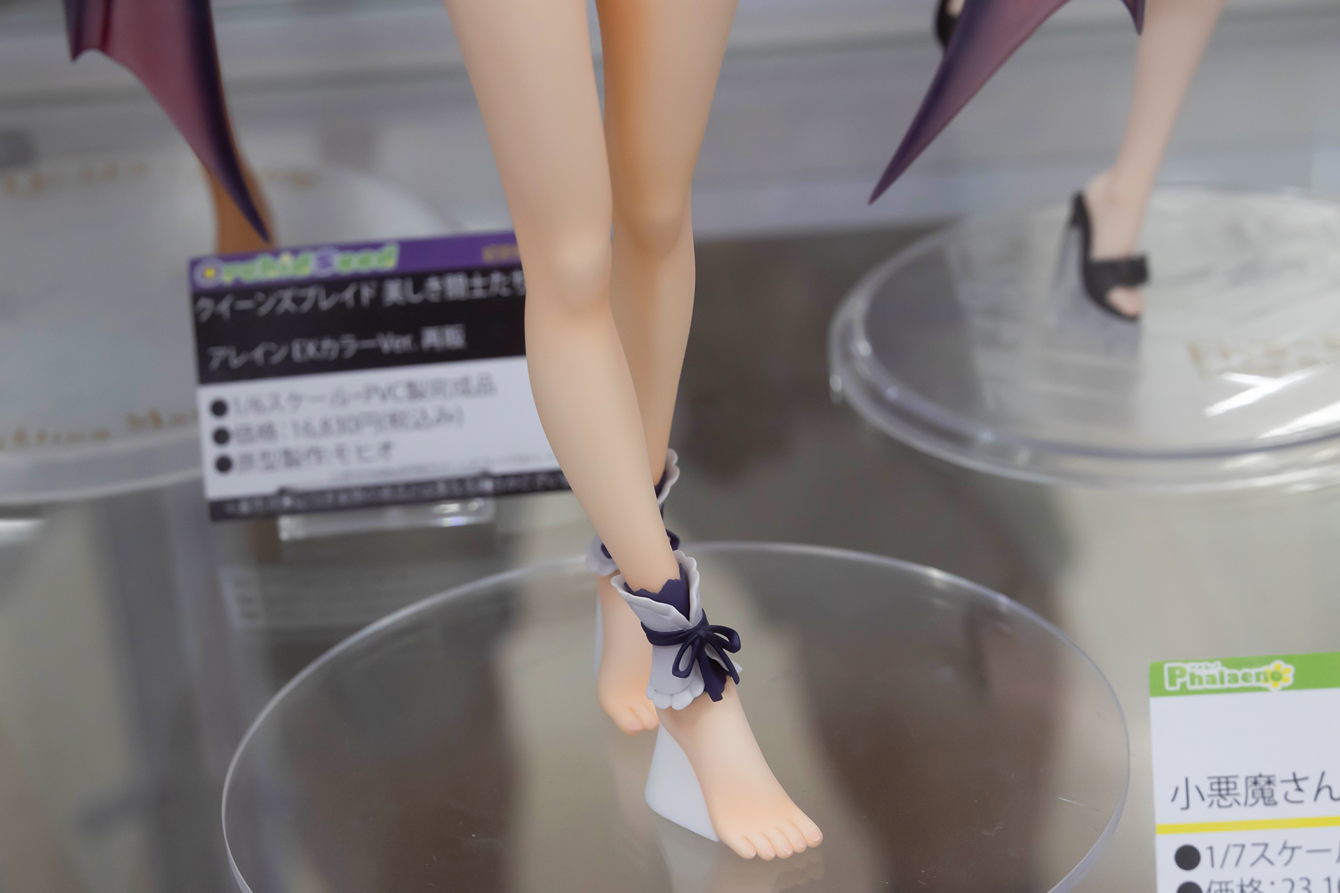 足元は靴を履いていない代わりに、ちょっとしたアクセサリーを身に付けている