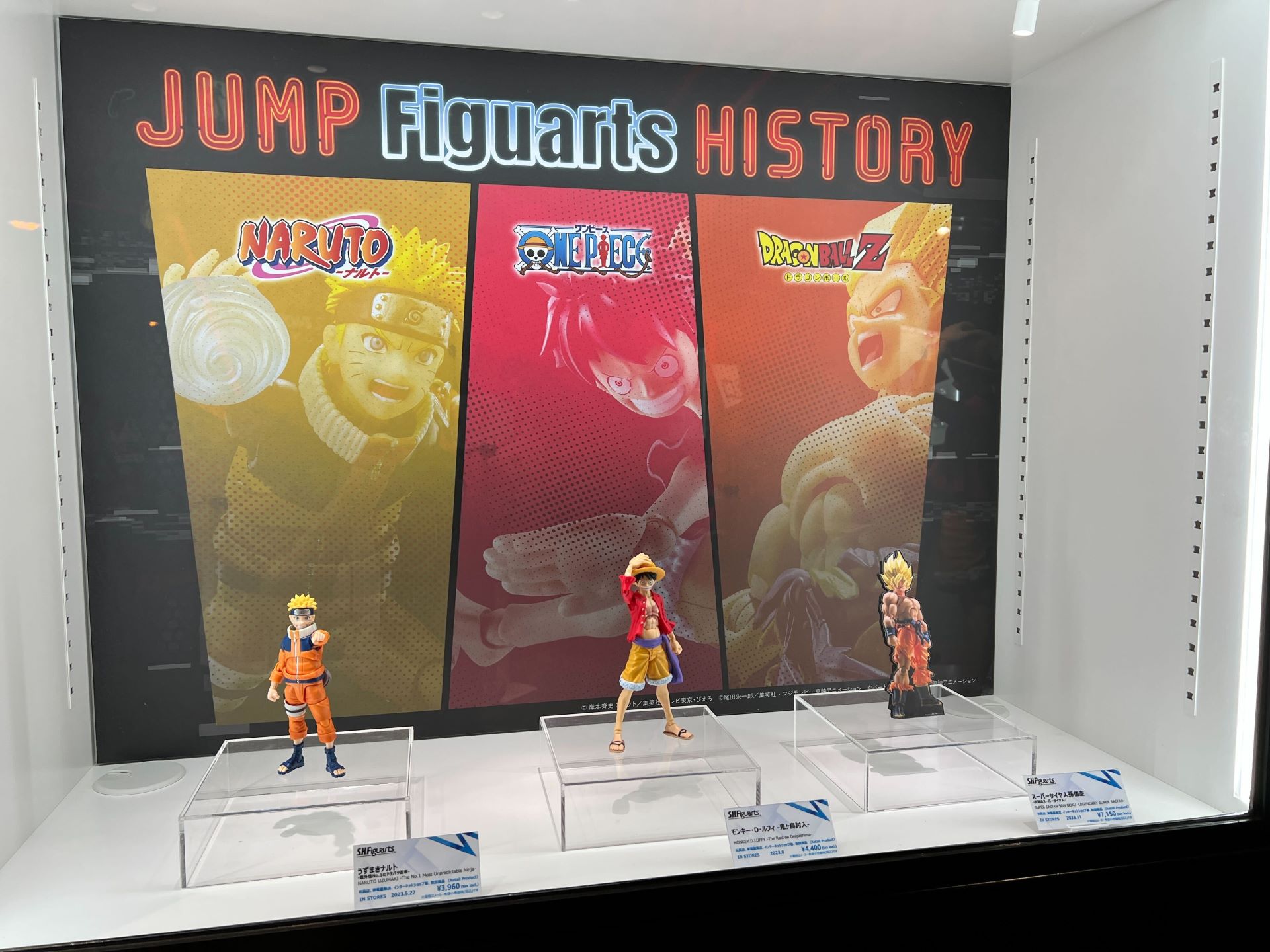 別コーナーにて「NARUTO」や「ドラゴンボール」と一緒にルフィが展示されている。