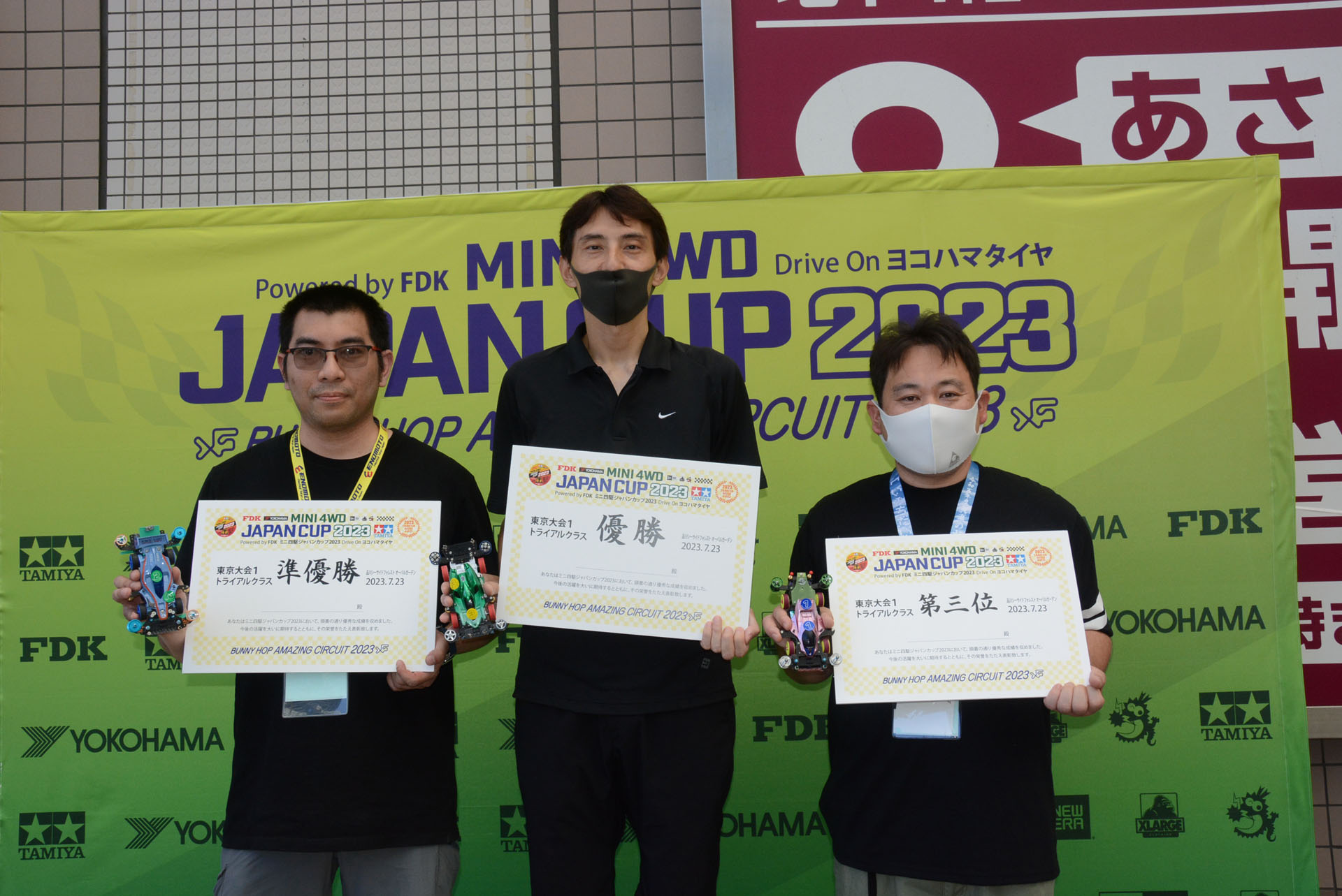 中央が1位マツザキ選手、左が2位ローズ選手、右が3位がキタハラ選手