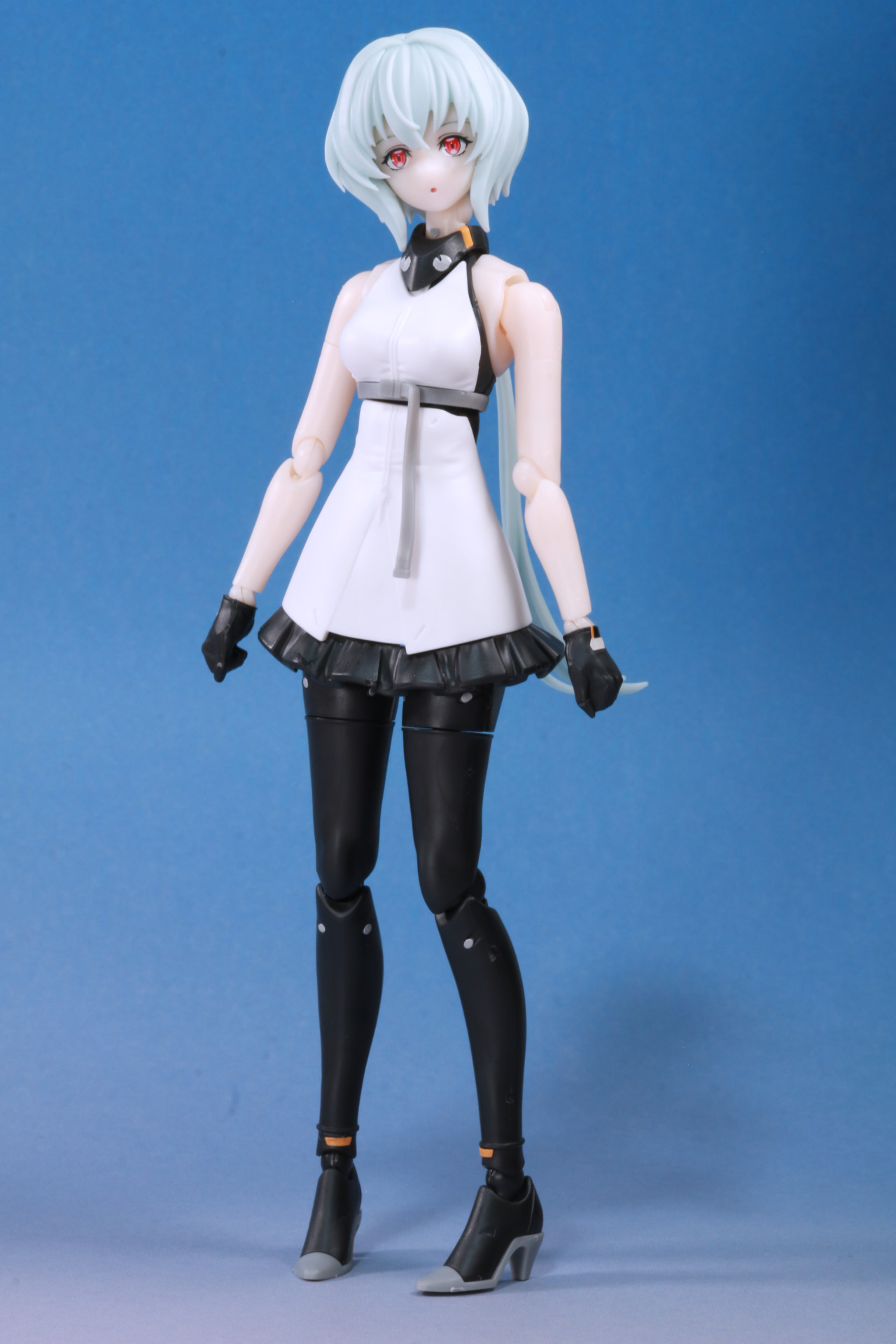 すらっとしたスタイルにワンピース型の服で涼し気な印象