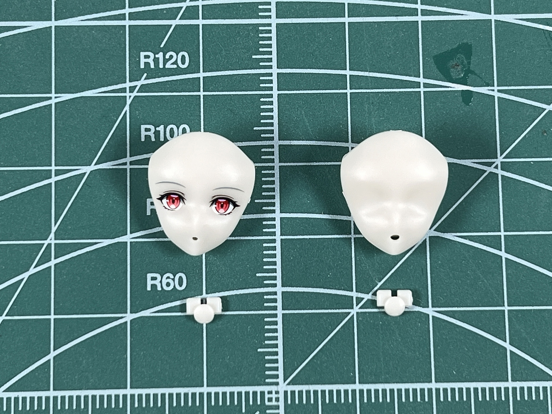 口内は別パーツで構成され、シールを貼ることで色味を付ける