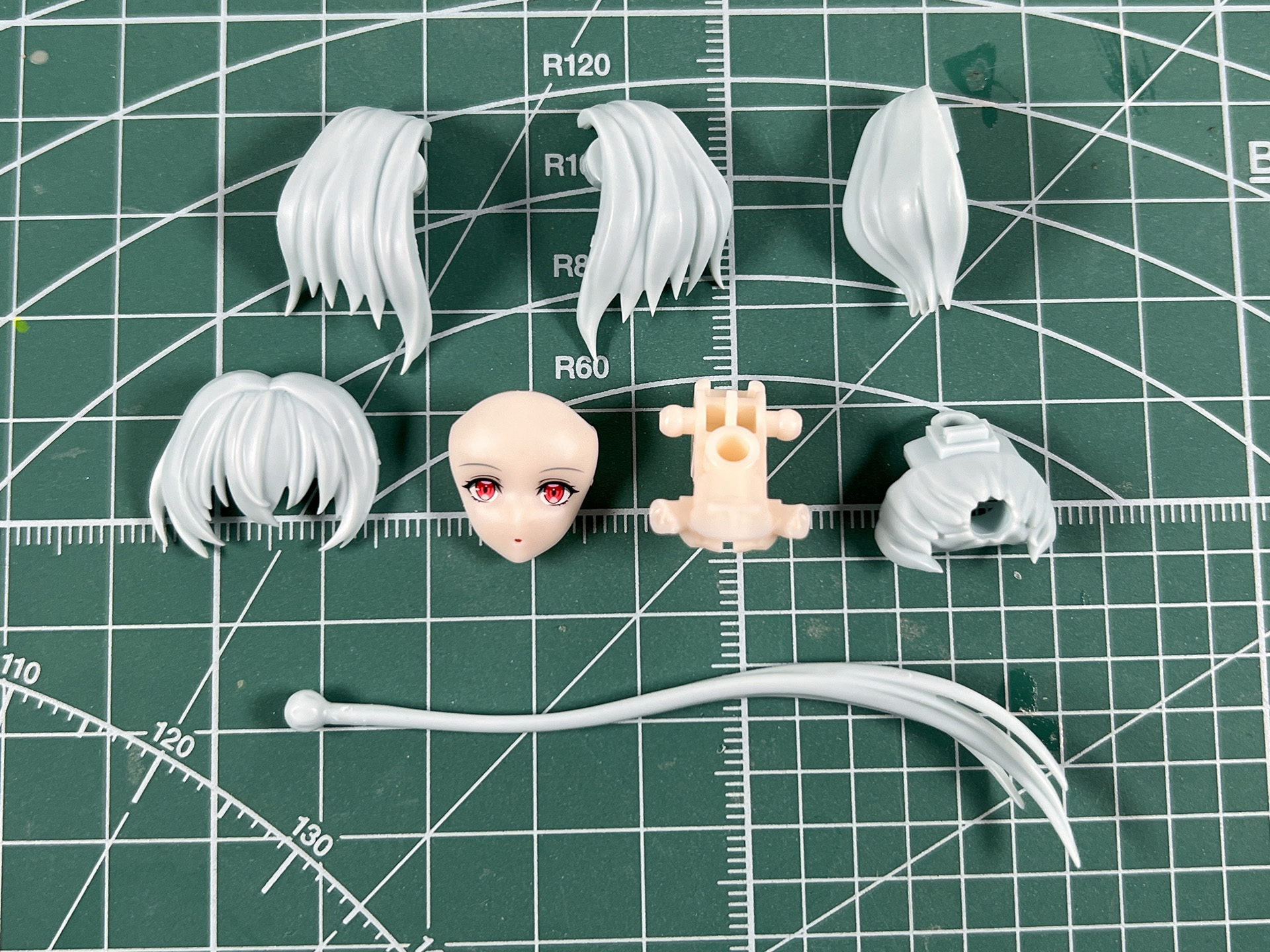 後ろ髪の付け根にはシールを貼る