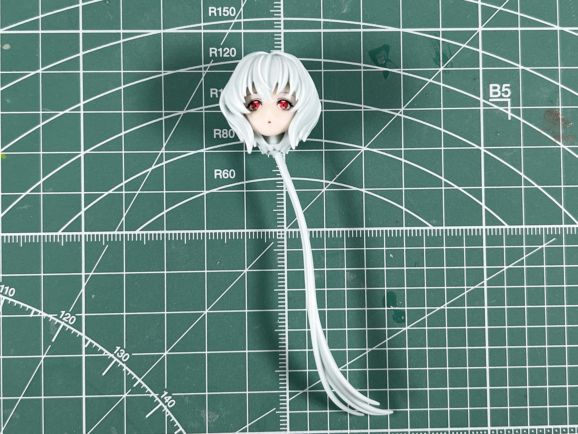 後ろ髪の付け根にはシールを貼る