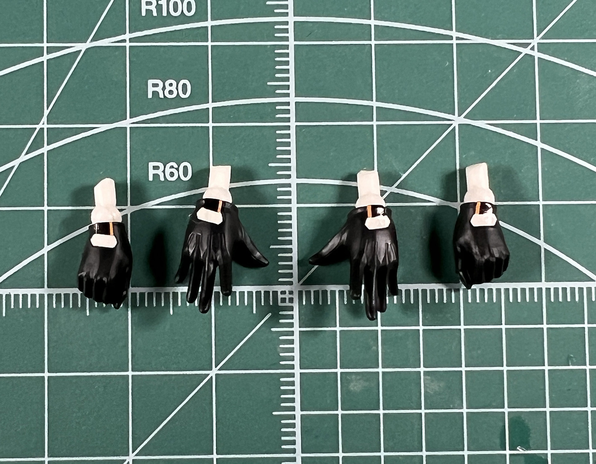 手首パーツはシールを貼って細かな表現を追加