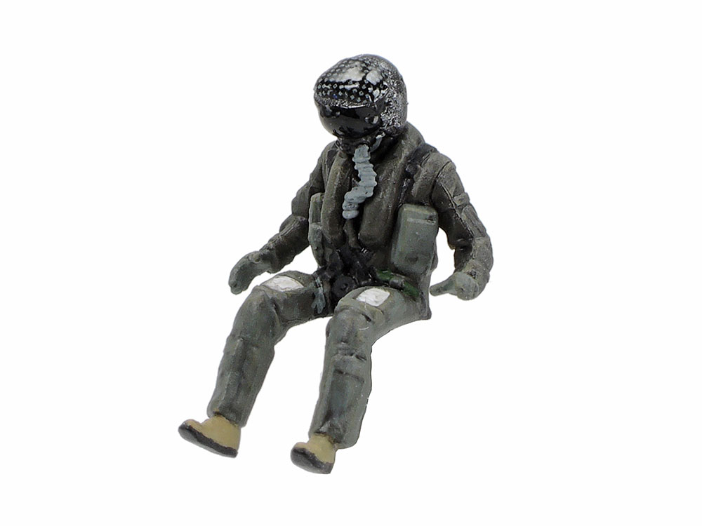 HMD（ヘルメット・マウント・ディスプレイ）を装着した、着座姿勢のパイロット人形1体付き