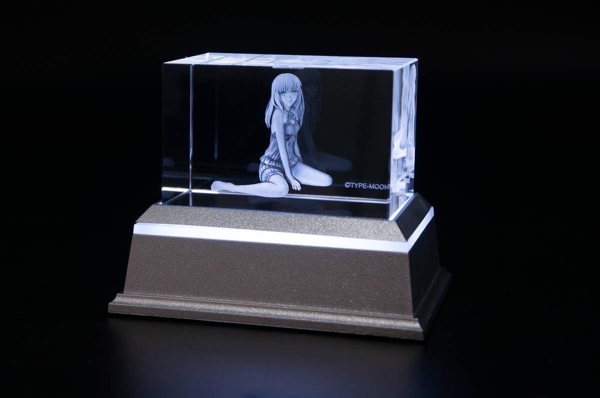 「KADOKAWAスペシャルセット」に付属する3DクリスタルとLED台座