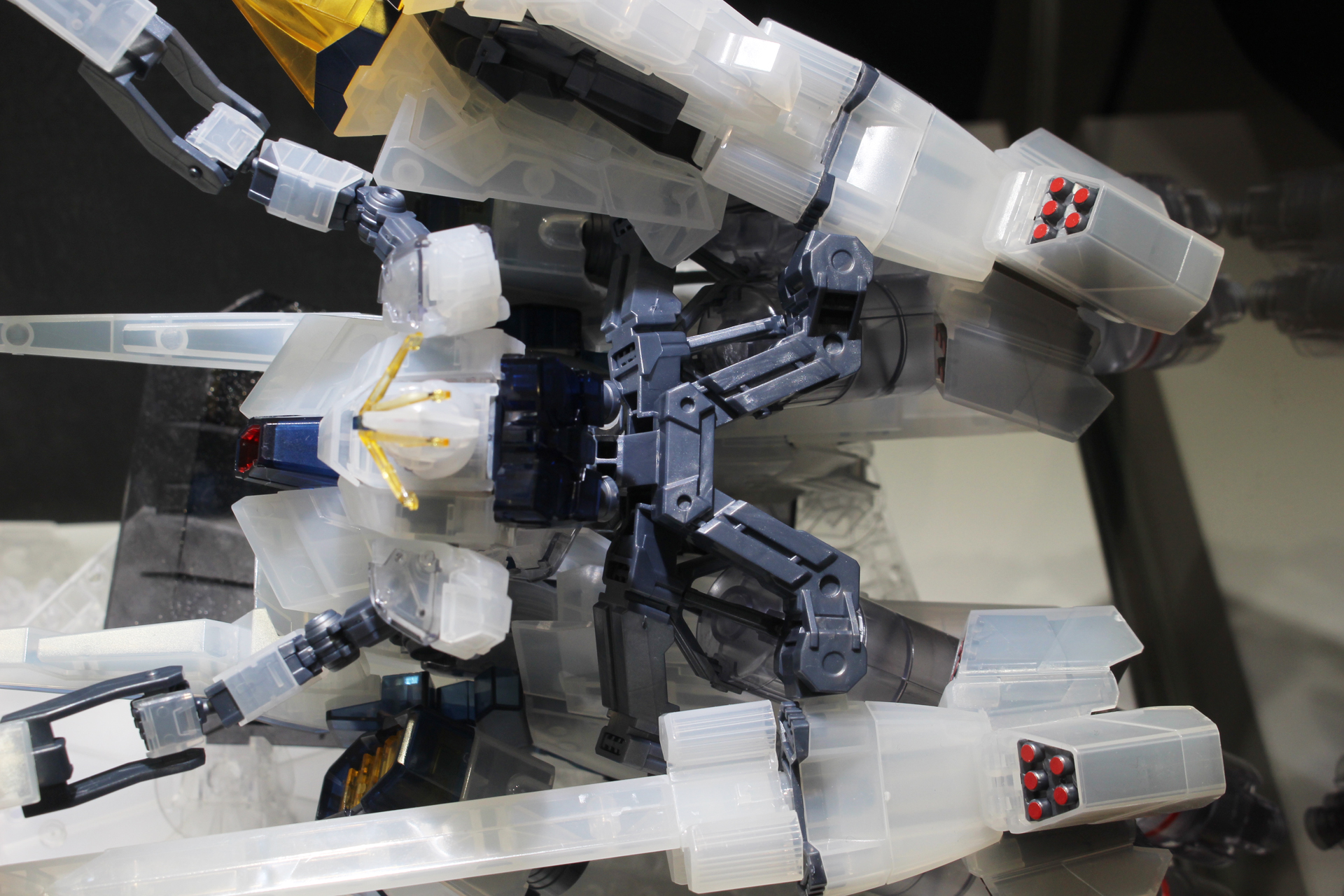 後部ミサイルポッドは先端にカバーを装着できる仕様