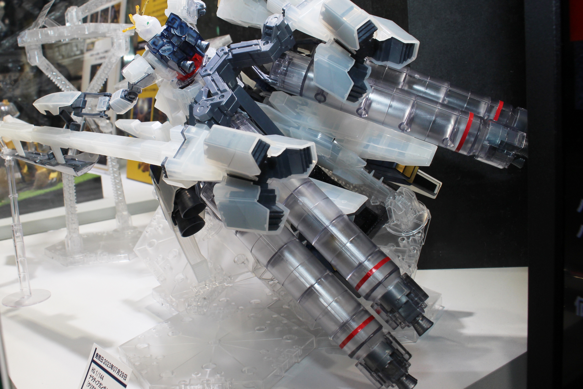 迫力のプロペラントタンクもクリアカラーだ