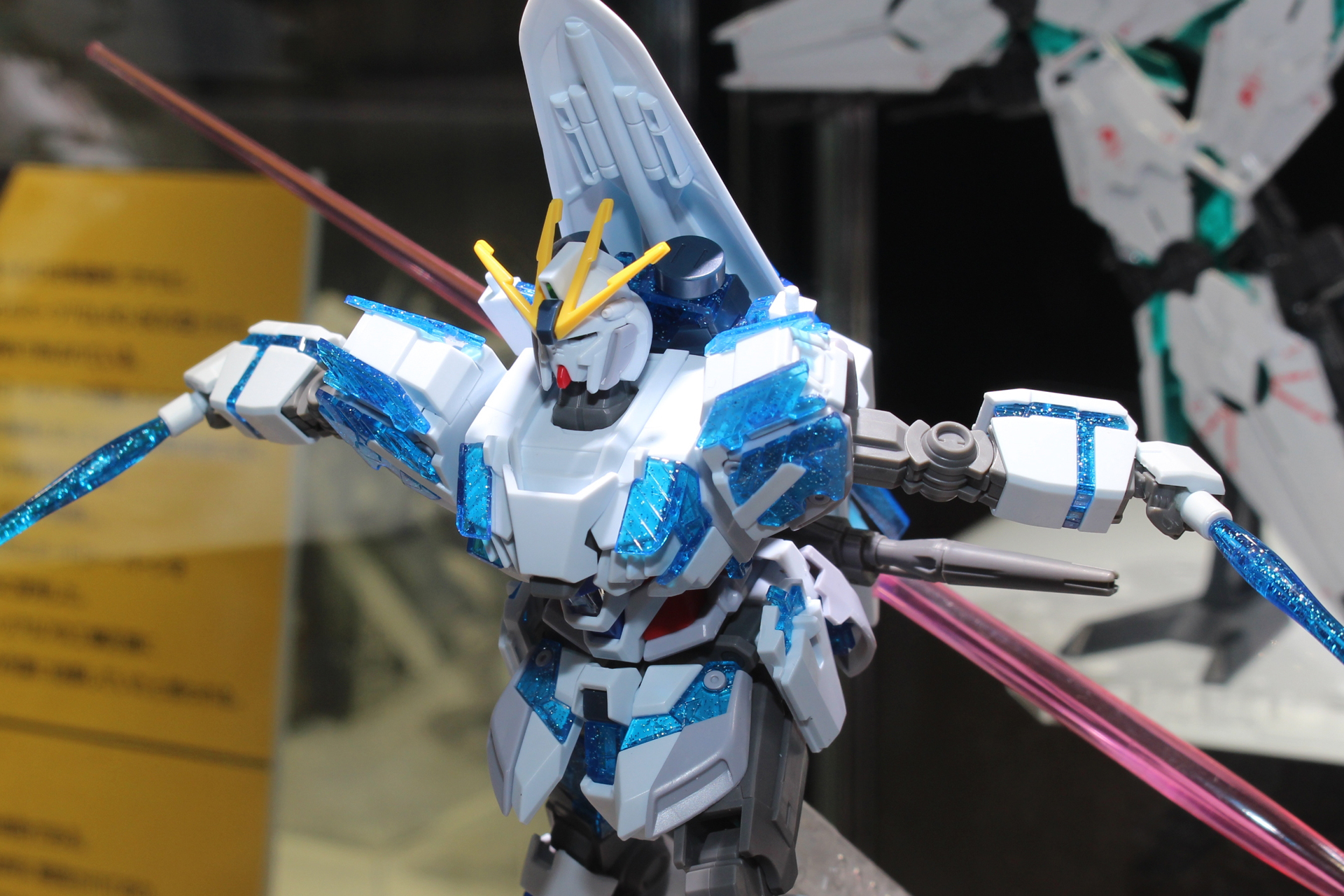 サイコフレームの輝きを表現したパーツをラメ入りのクリアブルーで成形