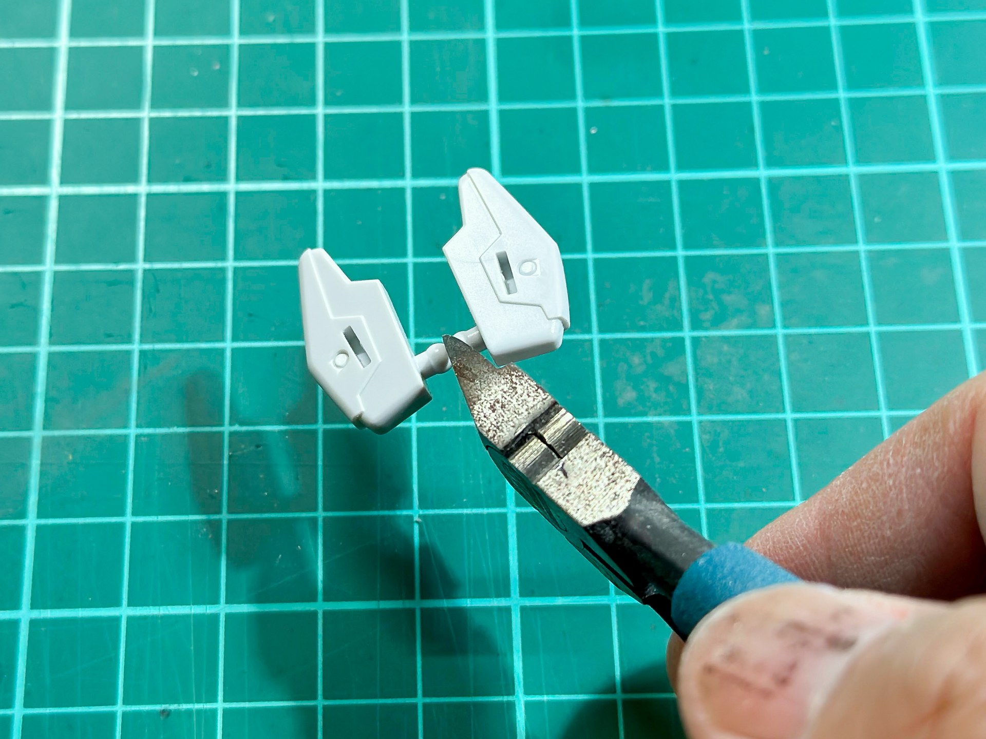 パーツの中央をニッパーで大まかにカットします。