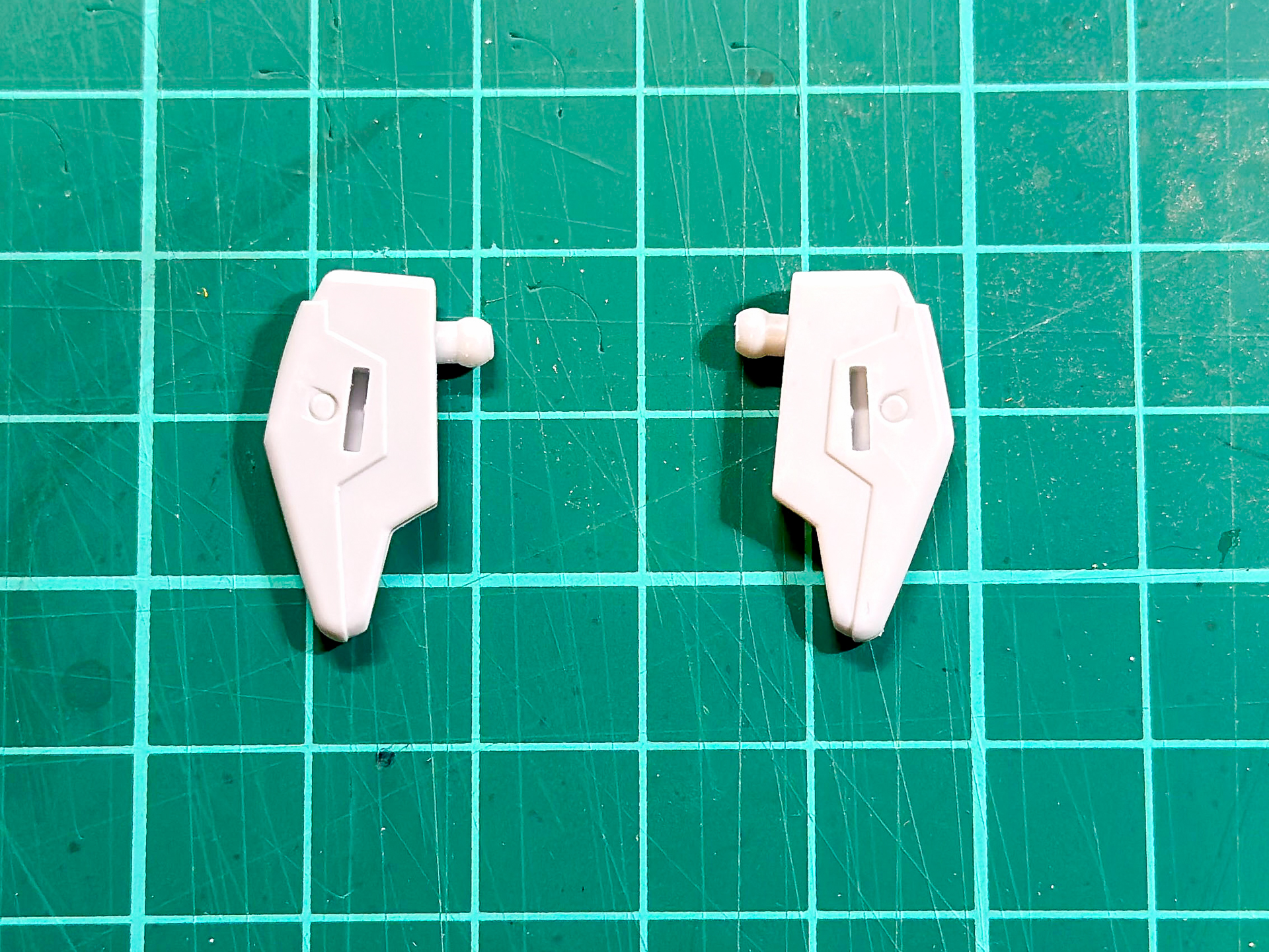 加工が完了したフロントアーマー。分割することでボールジョイントになり、可動域も広がりました。