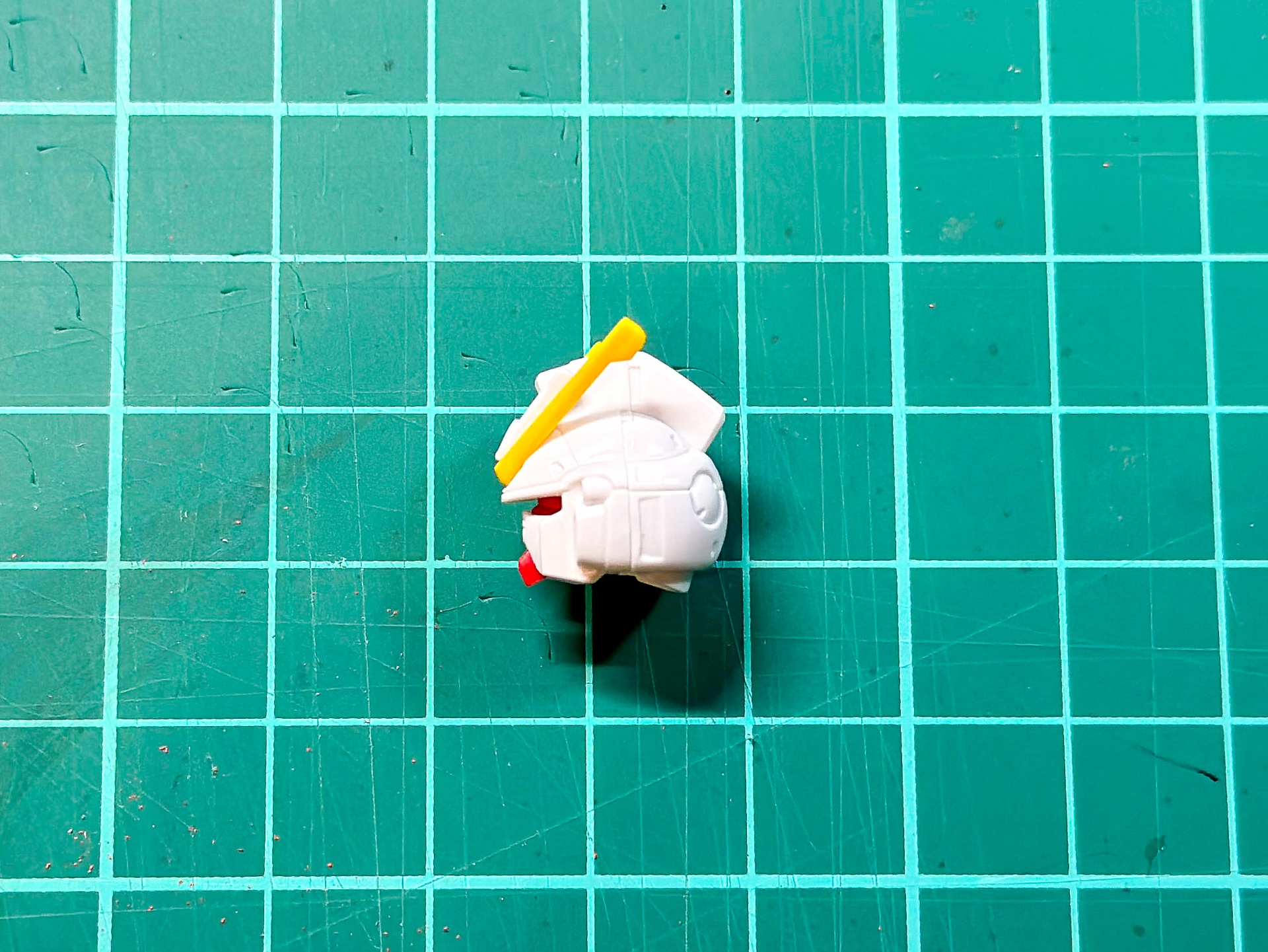 加工前のヘッドパーツ。アンテナに安全フラッグが取り付けられています。