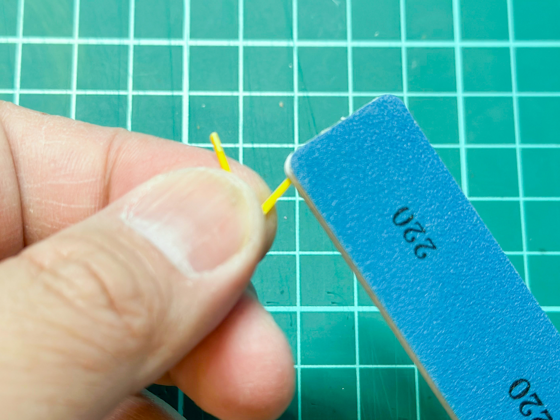 ニッパーでカットした個所をやすりで調整していきます。この際、先端をよりシャープに整形していきます。