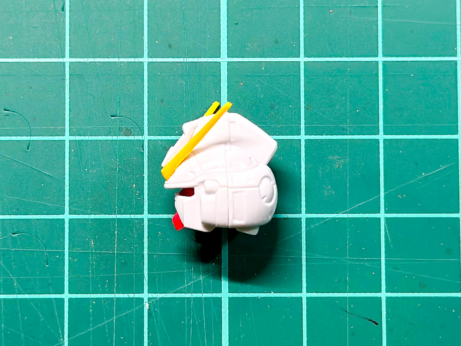 アンテナをシャープ化したヘッドパーツ。アンテナをシャープ化することで雰囲気が引き締まります。