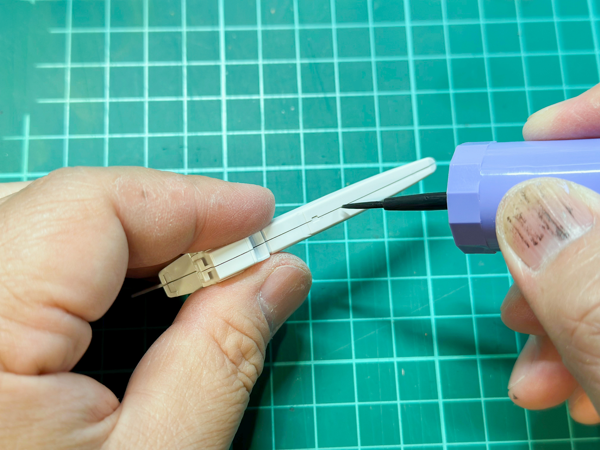 合わせ目個所に流し込み接着剤を流し込んで接合面のプラスチックを溶解させてやります。