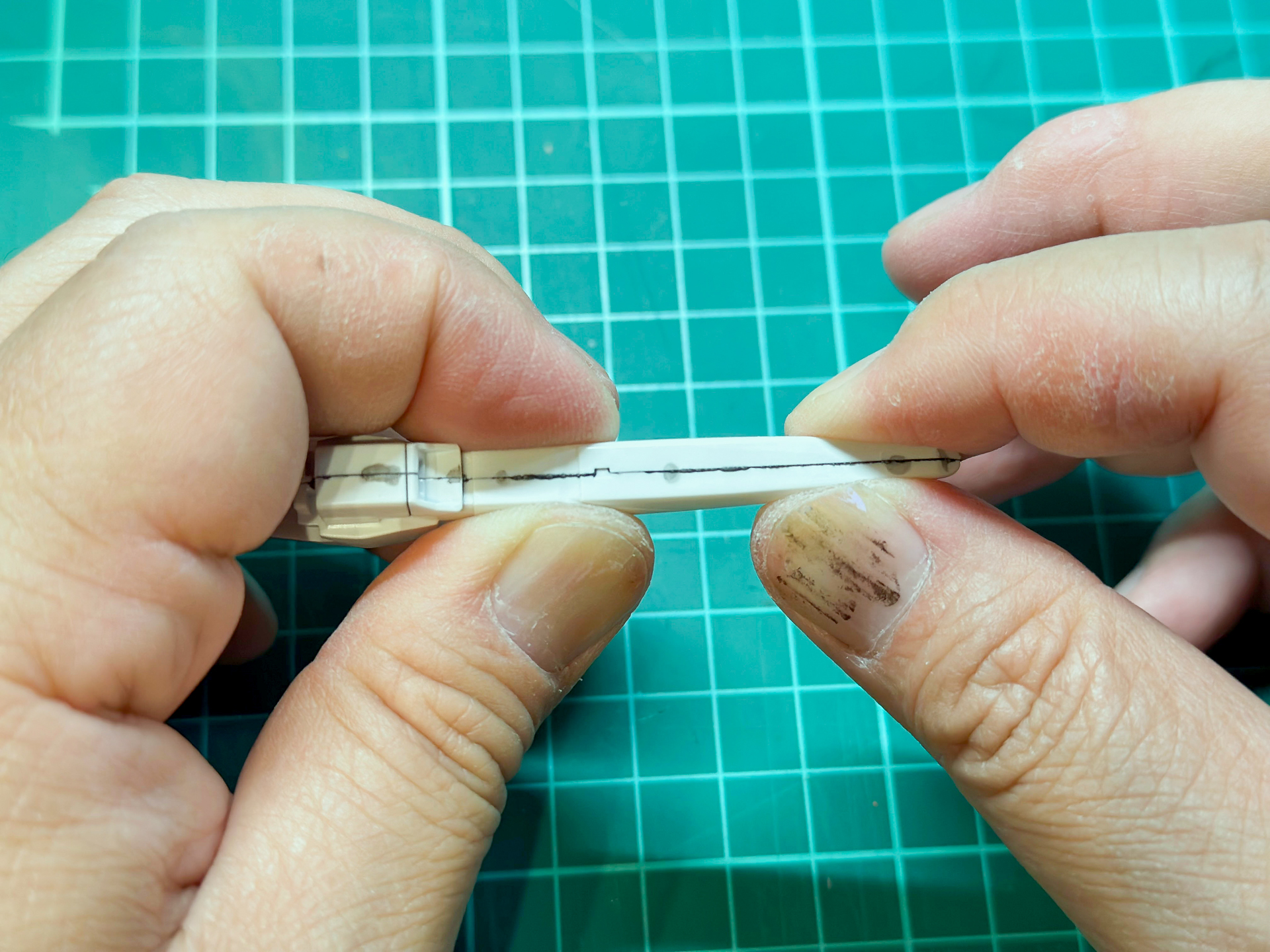 パーツ同士を強く押し付け、溶解したプラスチックを外側にはみ出させ乾燥させます。