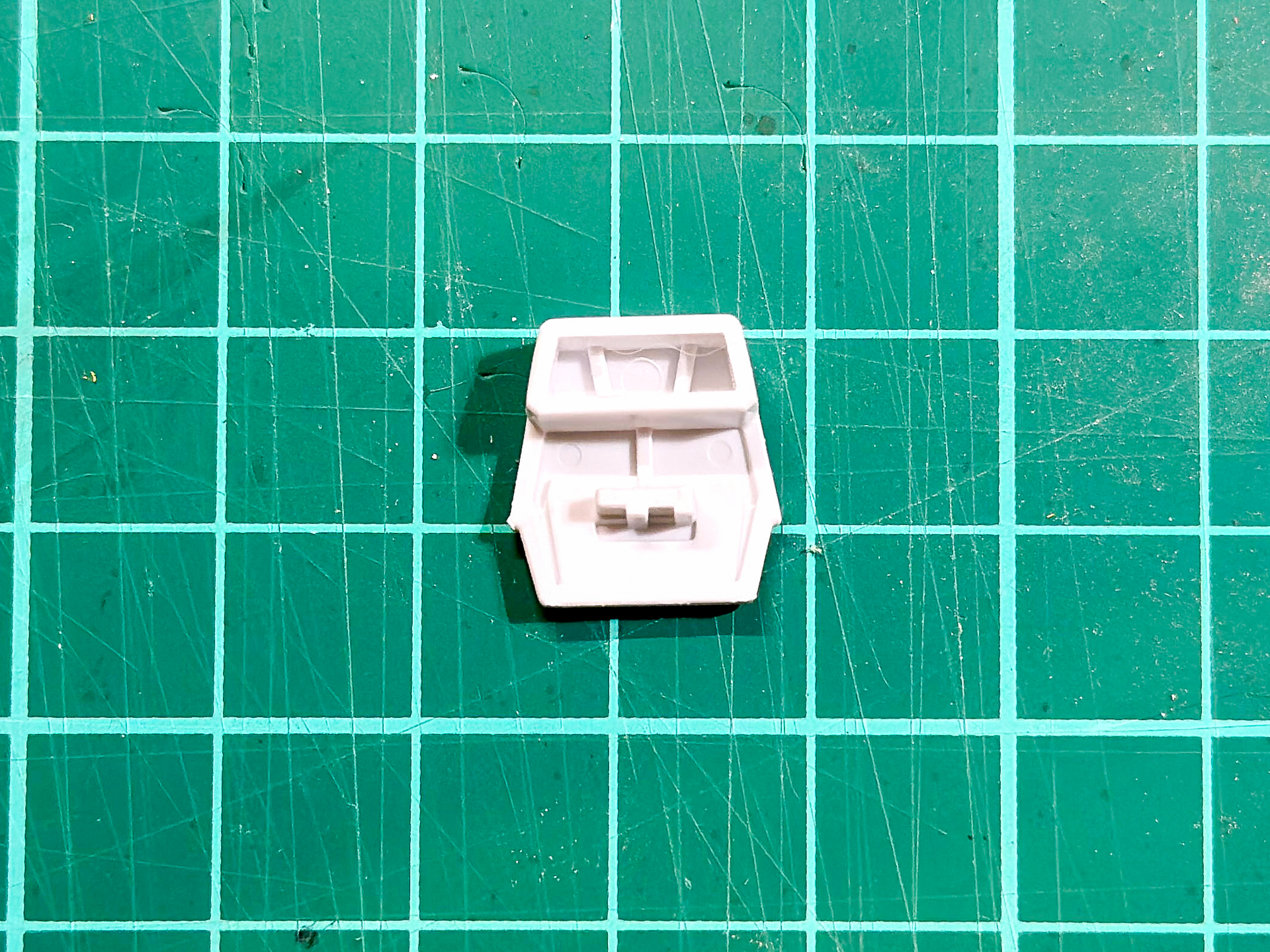 肉抜き穴のあるシールドパーツ。この個所はプラ板で肉抜き穴を塞ぎます。